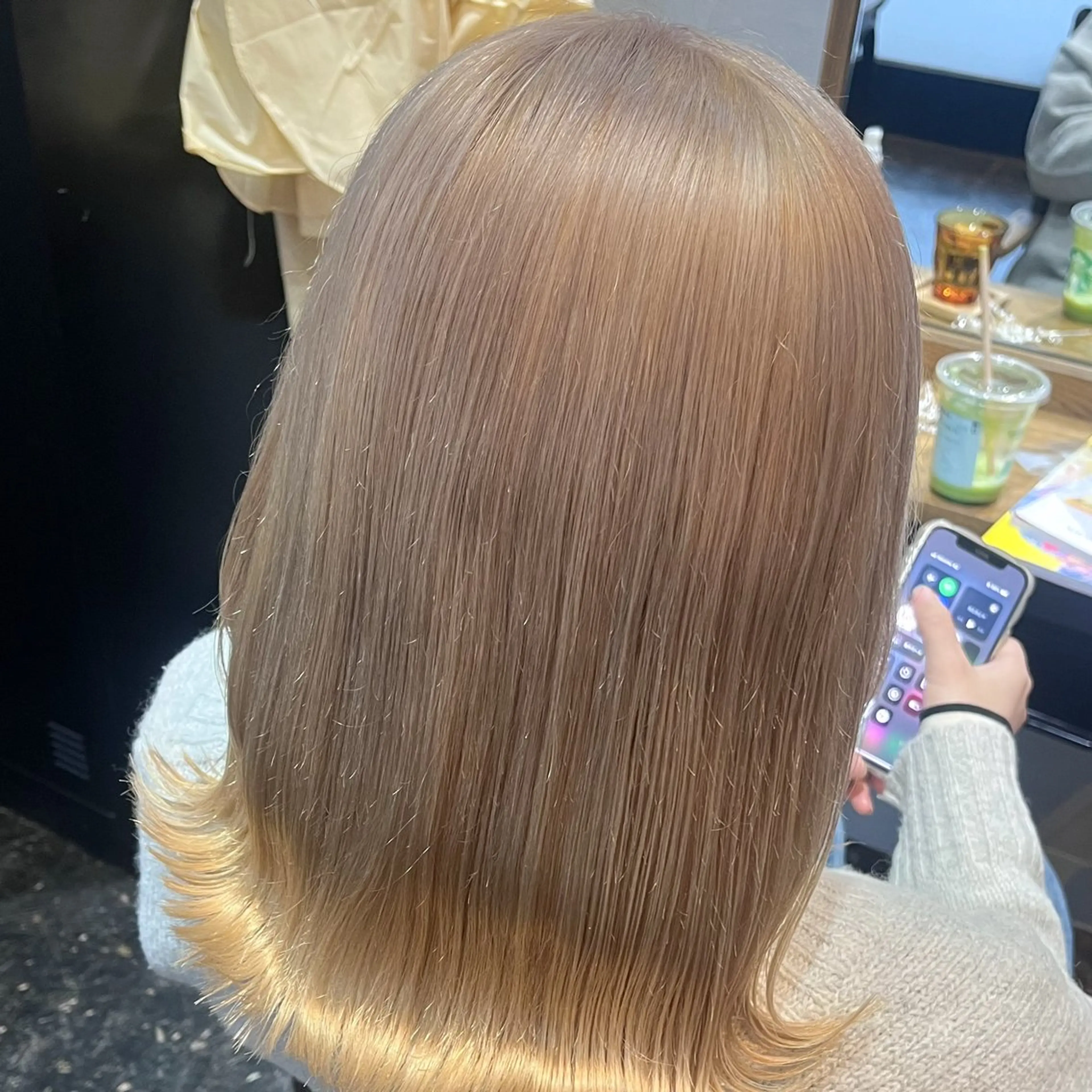 ショート カラー ブリーチ カット ヘアカラー トリートメント 伊藤 玲衣のヘアスタイル