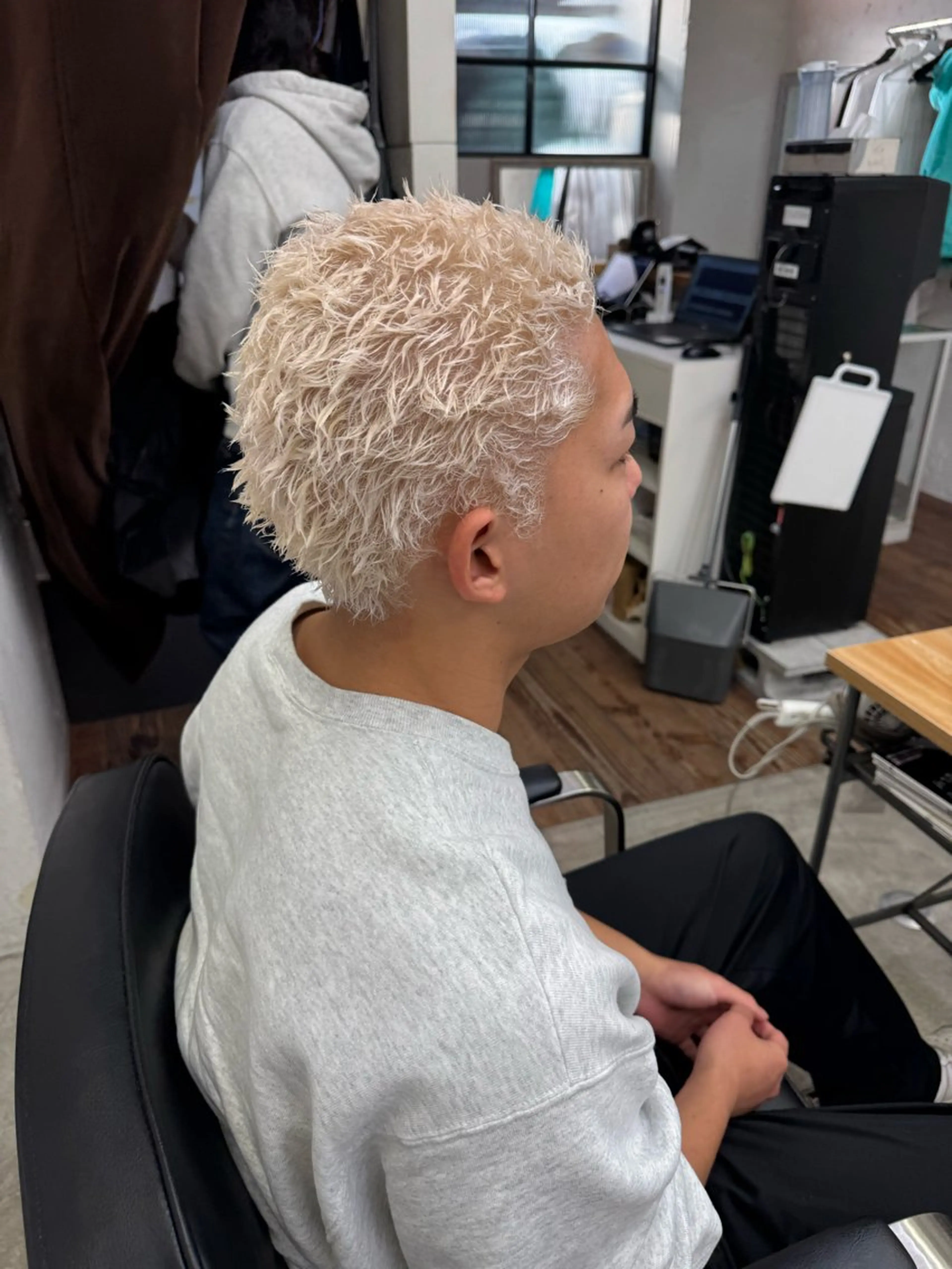 ショート カラー パーマ メンズ メンズブリーチ メンズパーマ メンズショート ブリーチ 抜きっぱなしブロンド カット ヘアカラー パーマ 💈メンズ特化💈 TASUKUのヘアスタイル