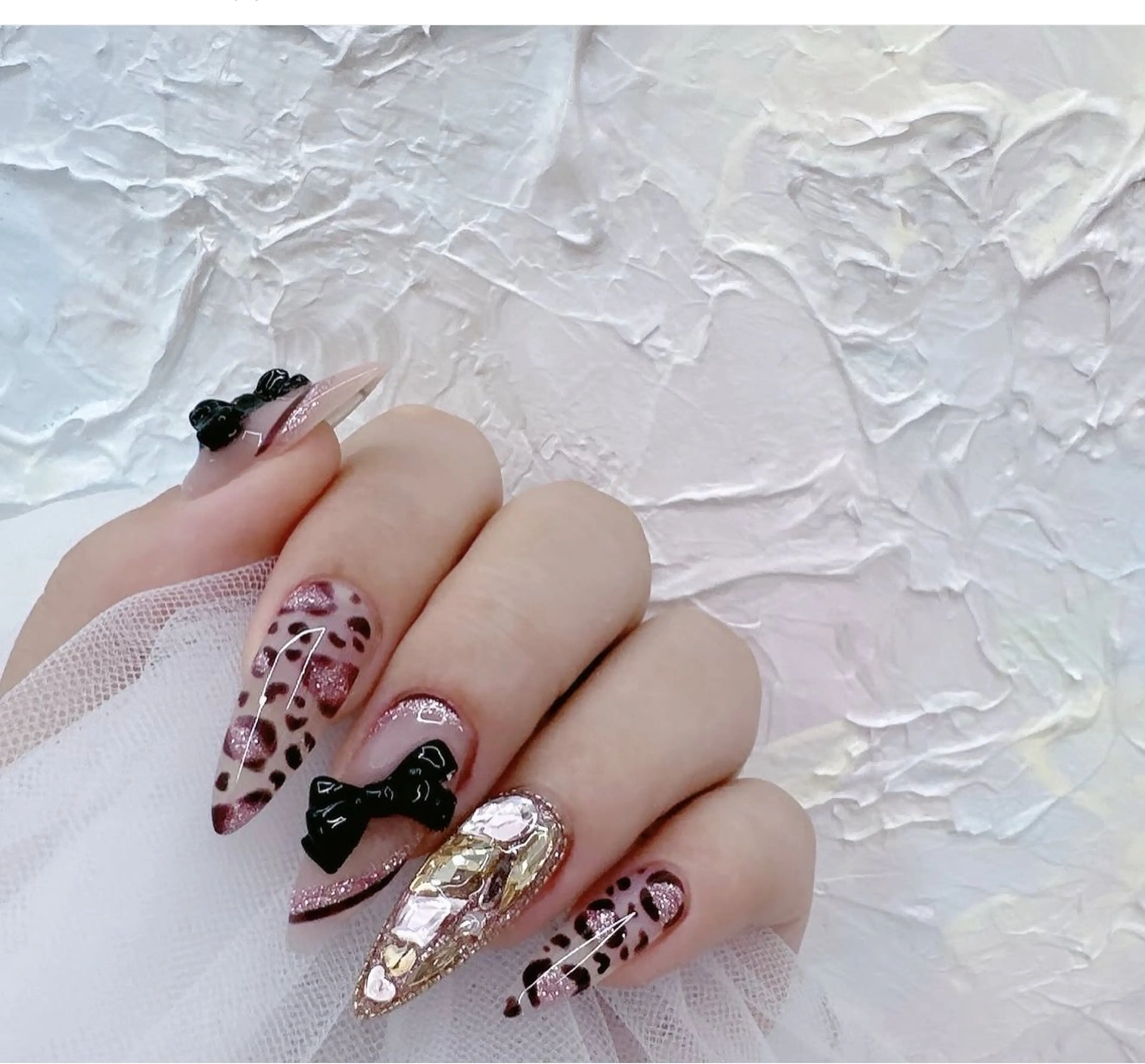 ネイル アニマル柄 オーロラネイル チークネイル フラッシュネイル ジェルネイル Lyna 池袋のネイルデザイン