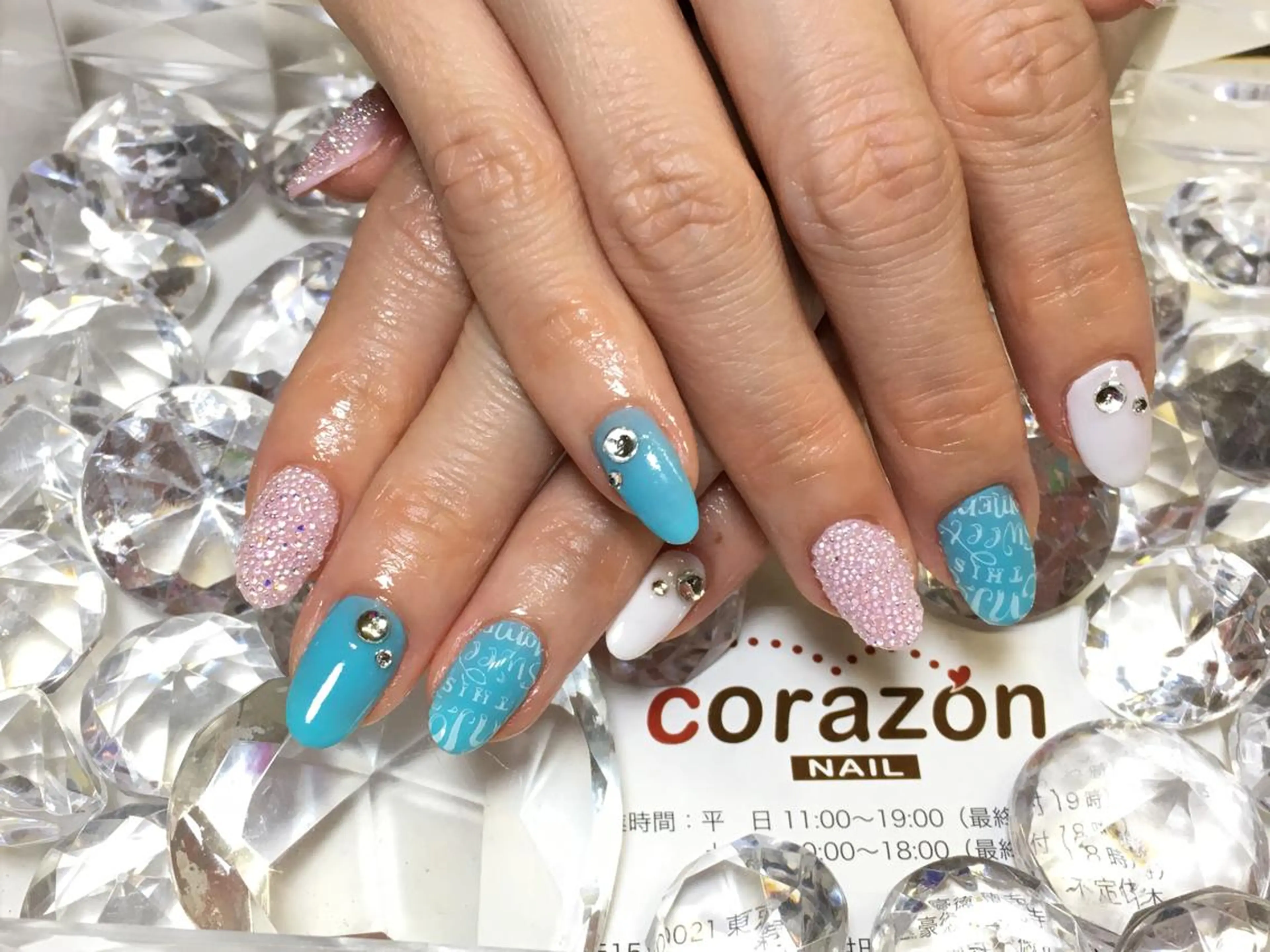 ネイル アートネイル ブルー ピンク ホワイト corazon所属・ネイリスト aicoのネイルデザイン