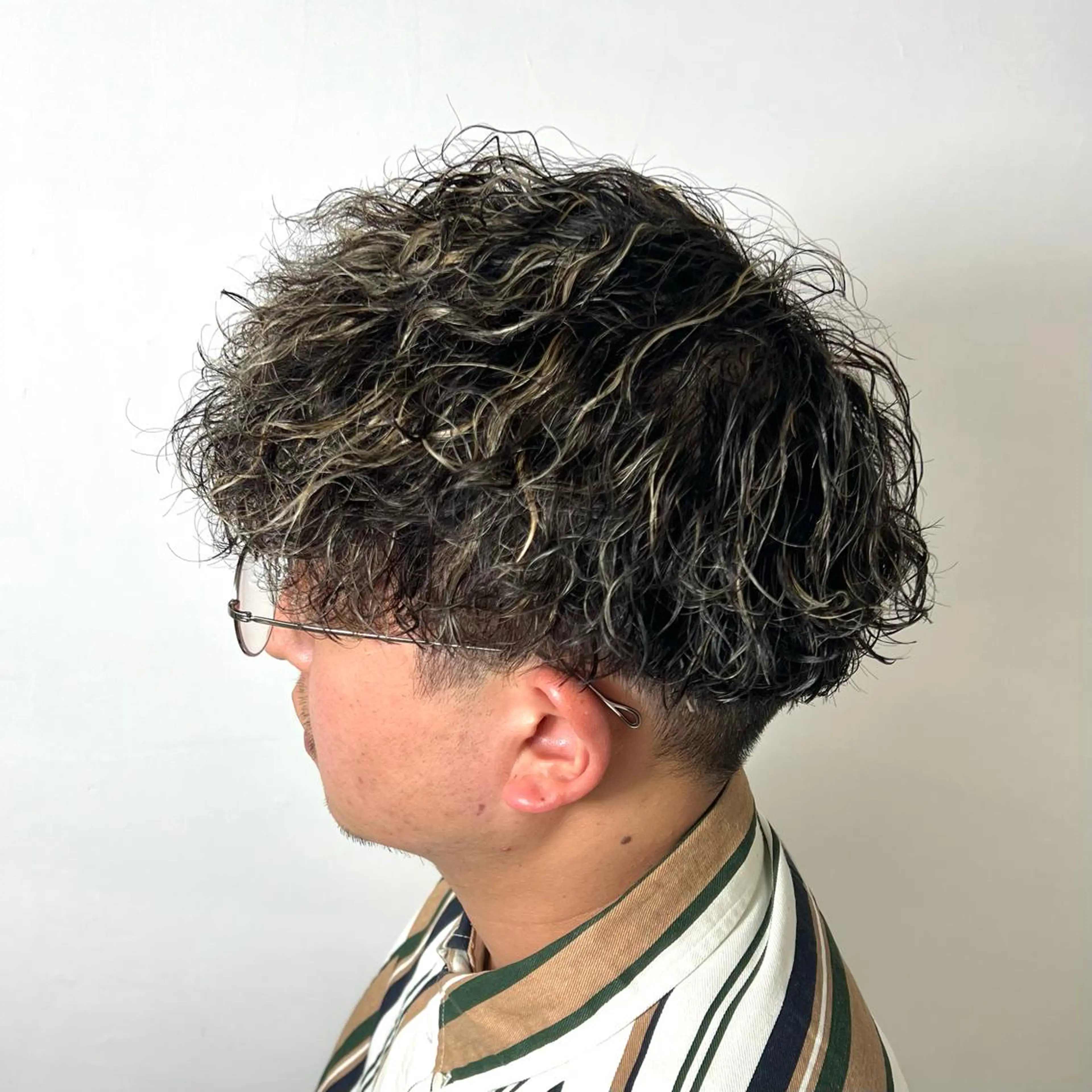 カラー パーマ メンズ メンズハイライト メンズメッシュ 波巻きパーマ ハイライトカラー メッシュ カット ヘアカラー パーマ 柏メンズカットパーマ NO.1タイチのヘアスタイル