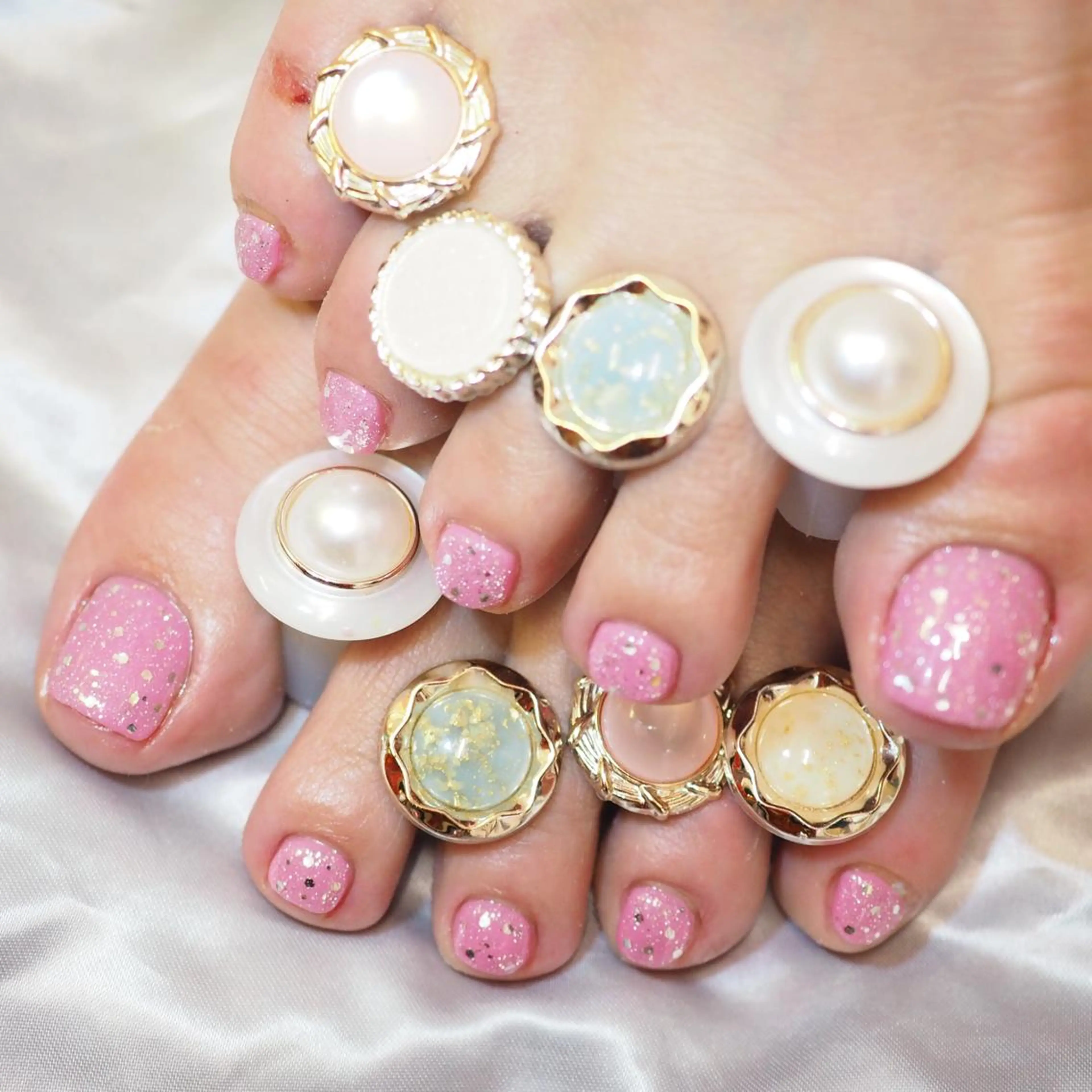 ネイル ホログラムネイル フットネイル 深爪を断らない スカルプ高評価店のネイルデザイン