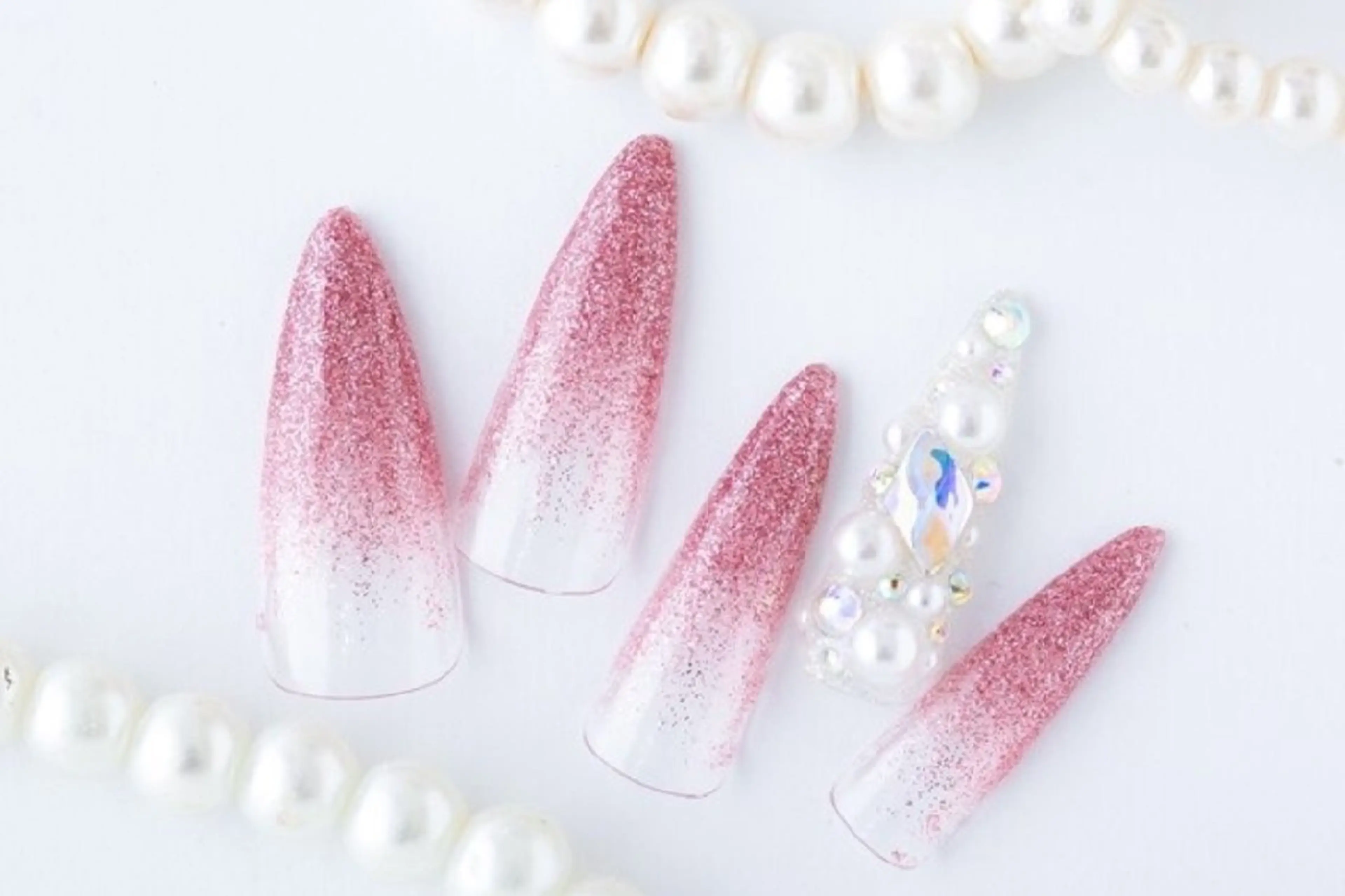 【ハンド】オフ込︎🤍ジェルスカルプ+ラメグラ+1本ビジュー埋めつくしの写真