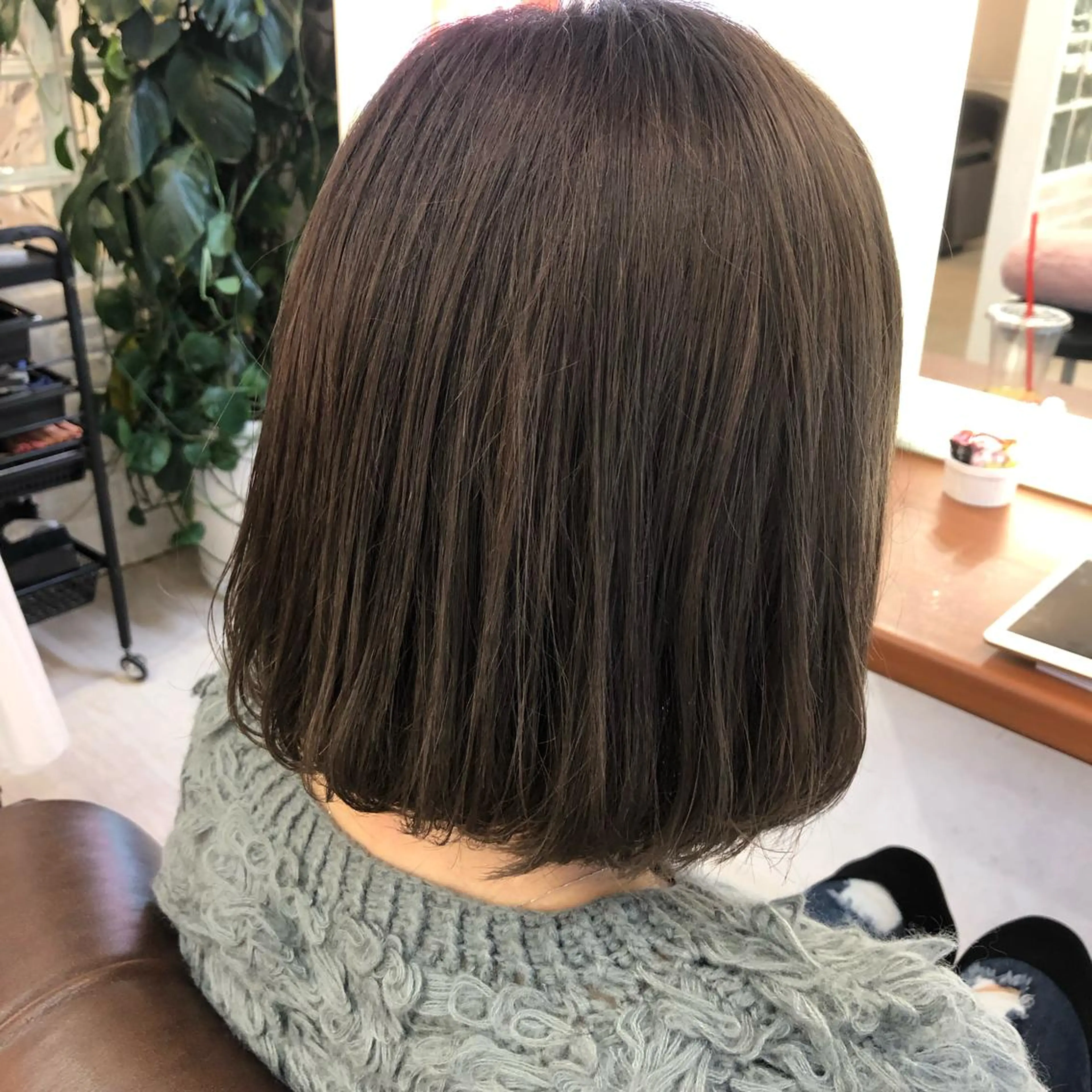 ショート カラー グレージュ カーキグレージュ Aujua ソムリエ 勝又舞夏のヘアスタイル