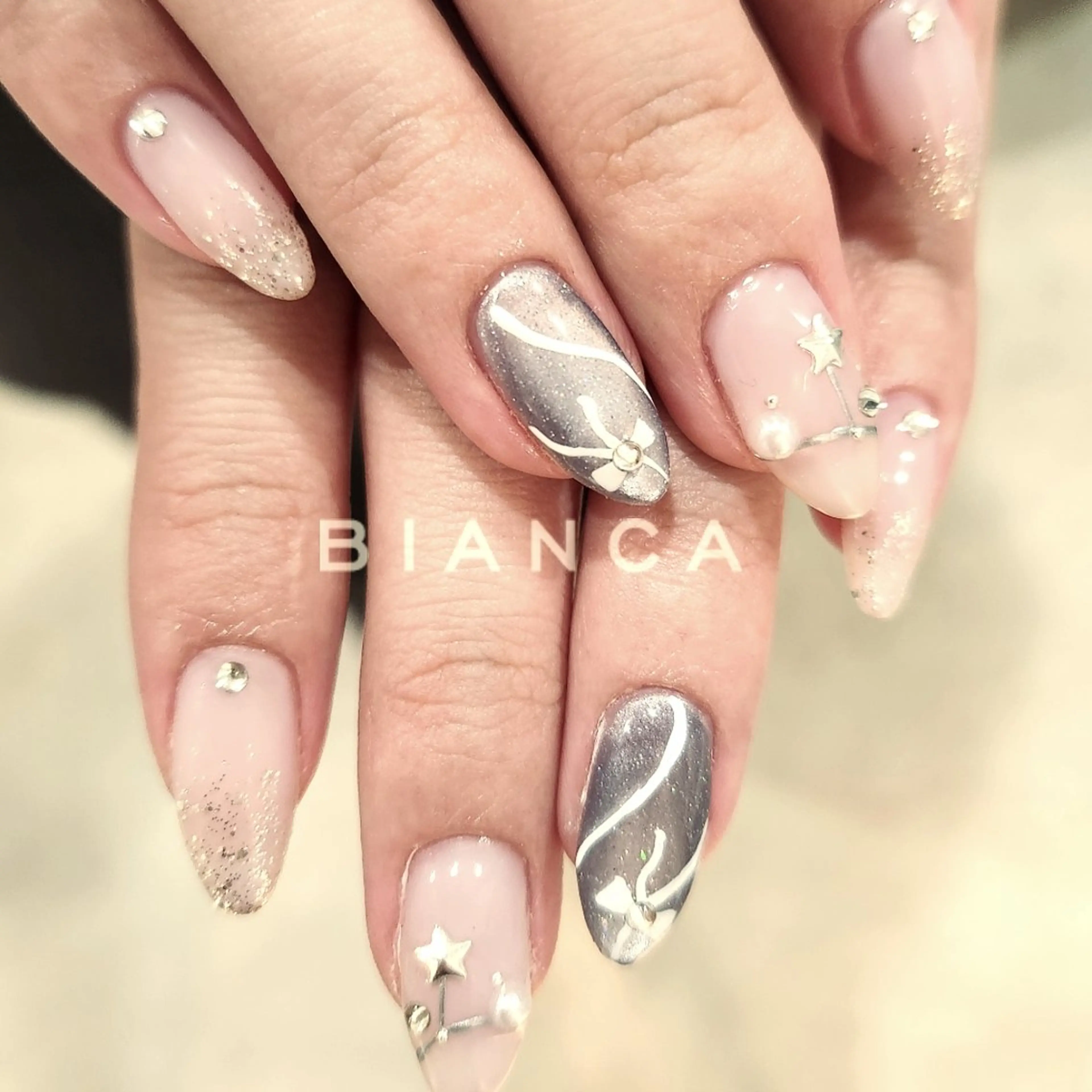 ネイル キラキラネイル マグネットネイル リボン ワンホンネイル 冬ネイル ハンドネイル Bianca名駅店 あゆのネイルデザイン