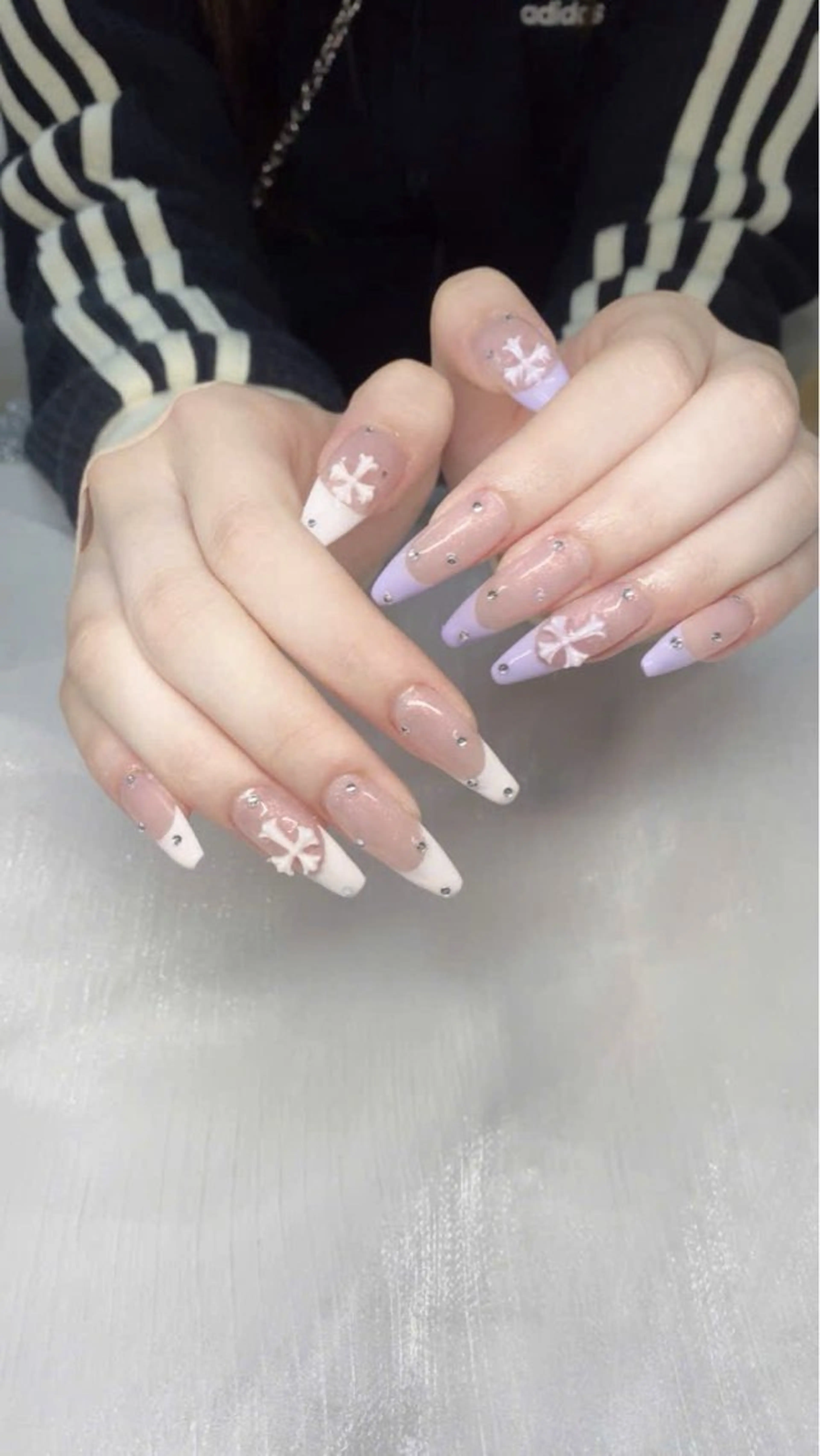 ネイル フレンチネイル グラデーション キラキラネイル 韓国ネイル マグネットネイル ハンドネイル ハンドケア Hara Nail 【パラジェル使用】のネイルデザイン