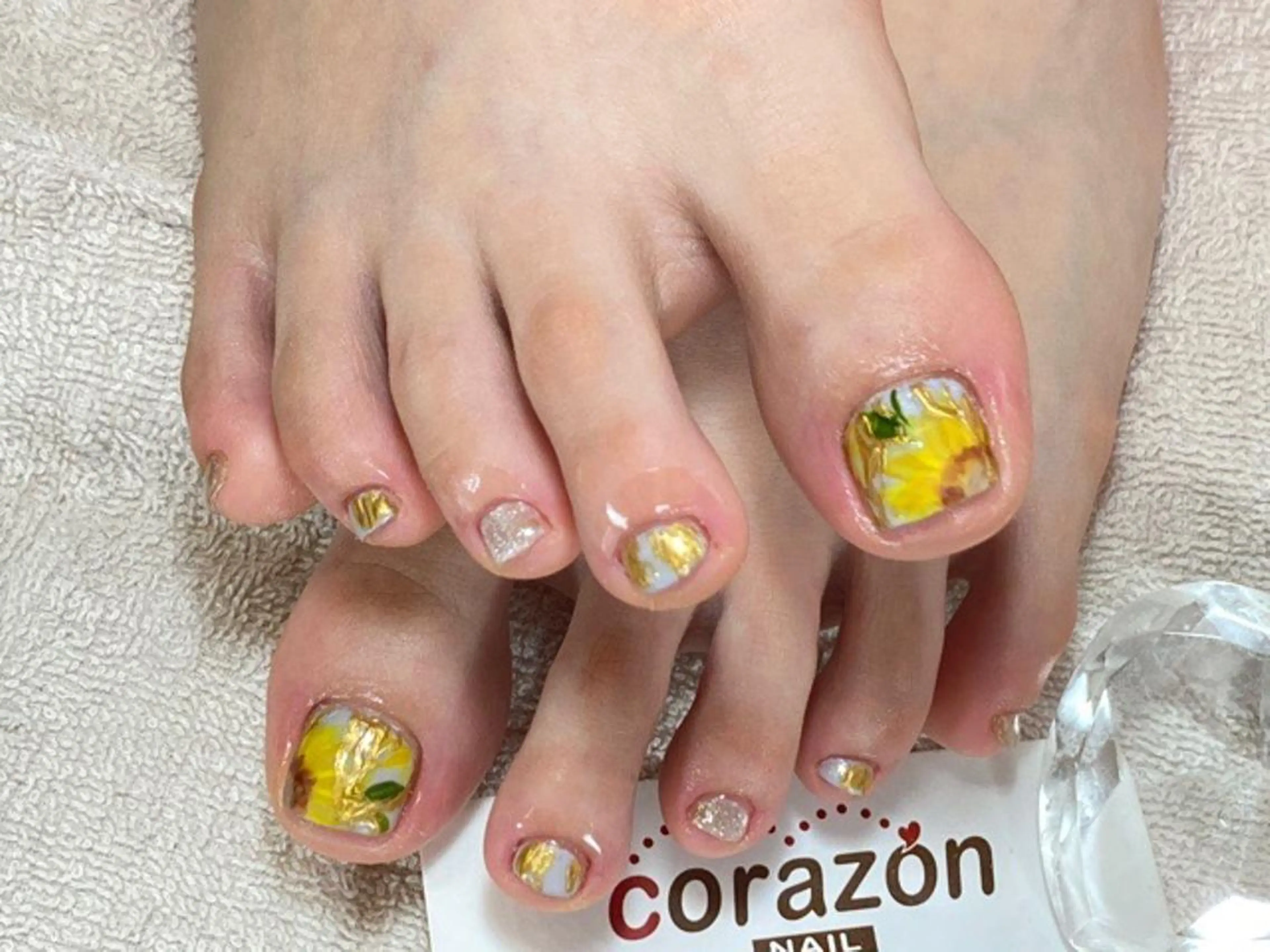 ネイル アートネイル オーロラネイル ジェルネイル ゴールド フットネイル corazon所属・ネイリスト aicoのネイルデザイン