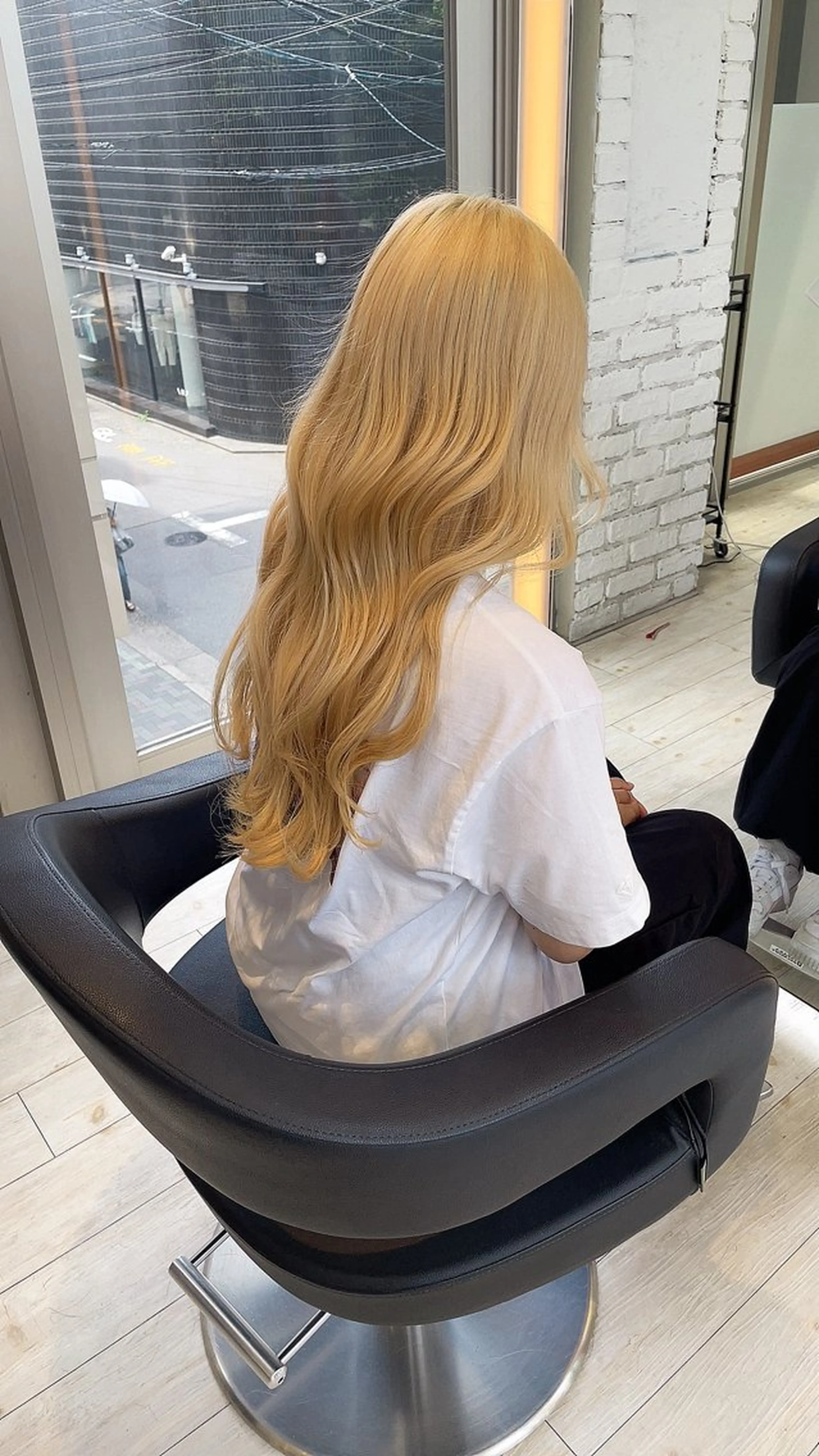 ロング カラー 抜きっぱなしブロンド ブロンド ロング ブリーチ/髪質改善/ ハイトーン/暖色のヘアスタイル