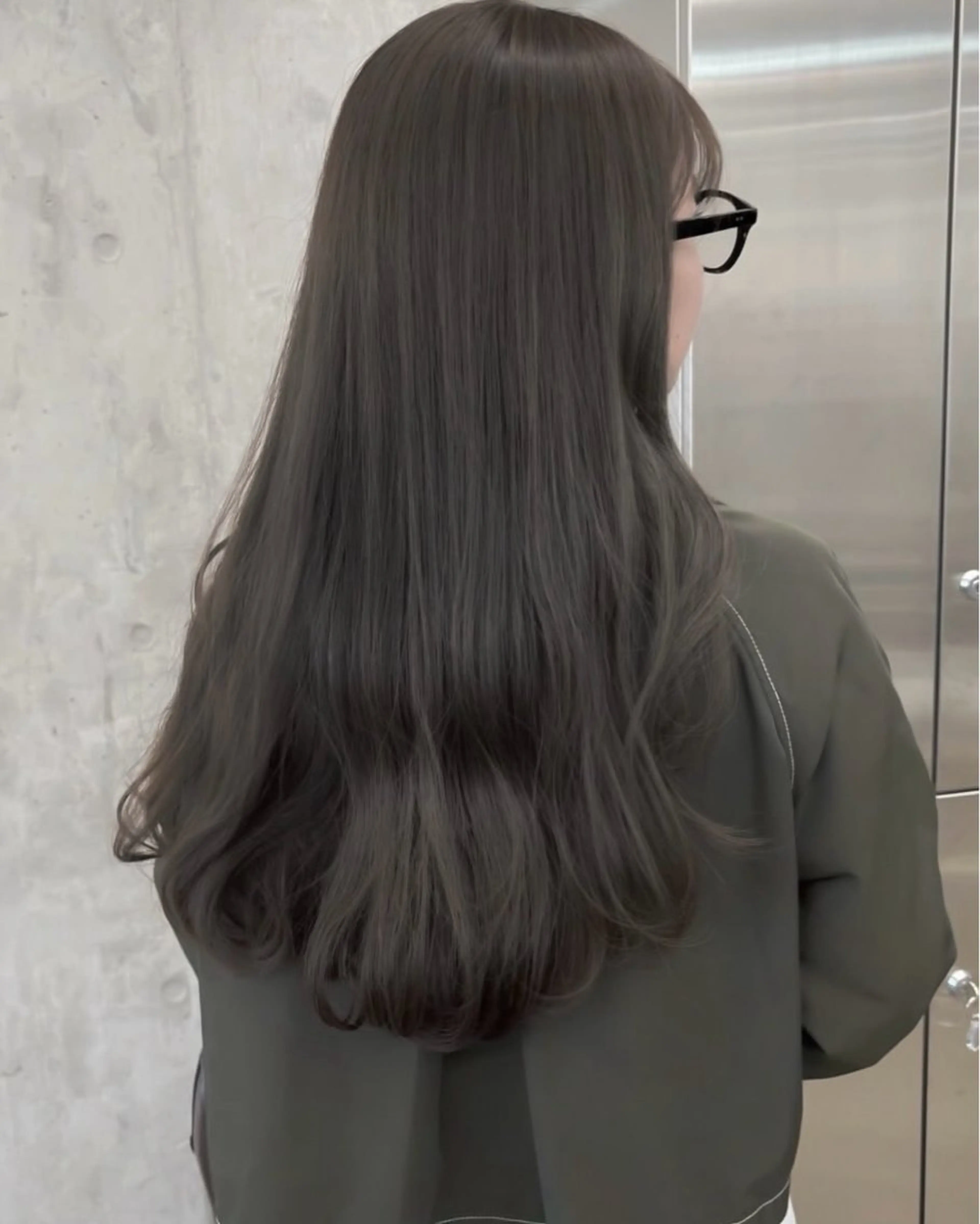 ロング カラー グレージュ オリーブグレージュ オリーブグレー カット ヘアカラー トリートメント 高橋大樹/グレージュ 透明感/髪質改善のヘアスタイル