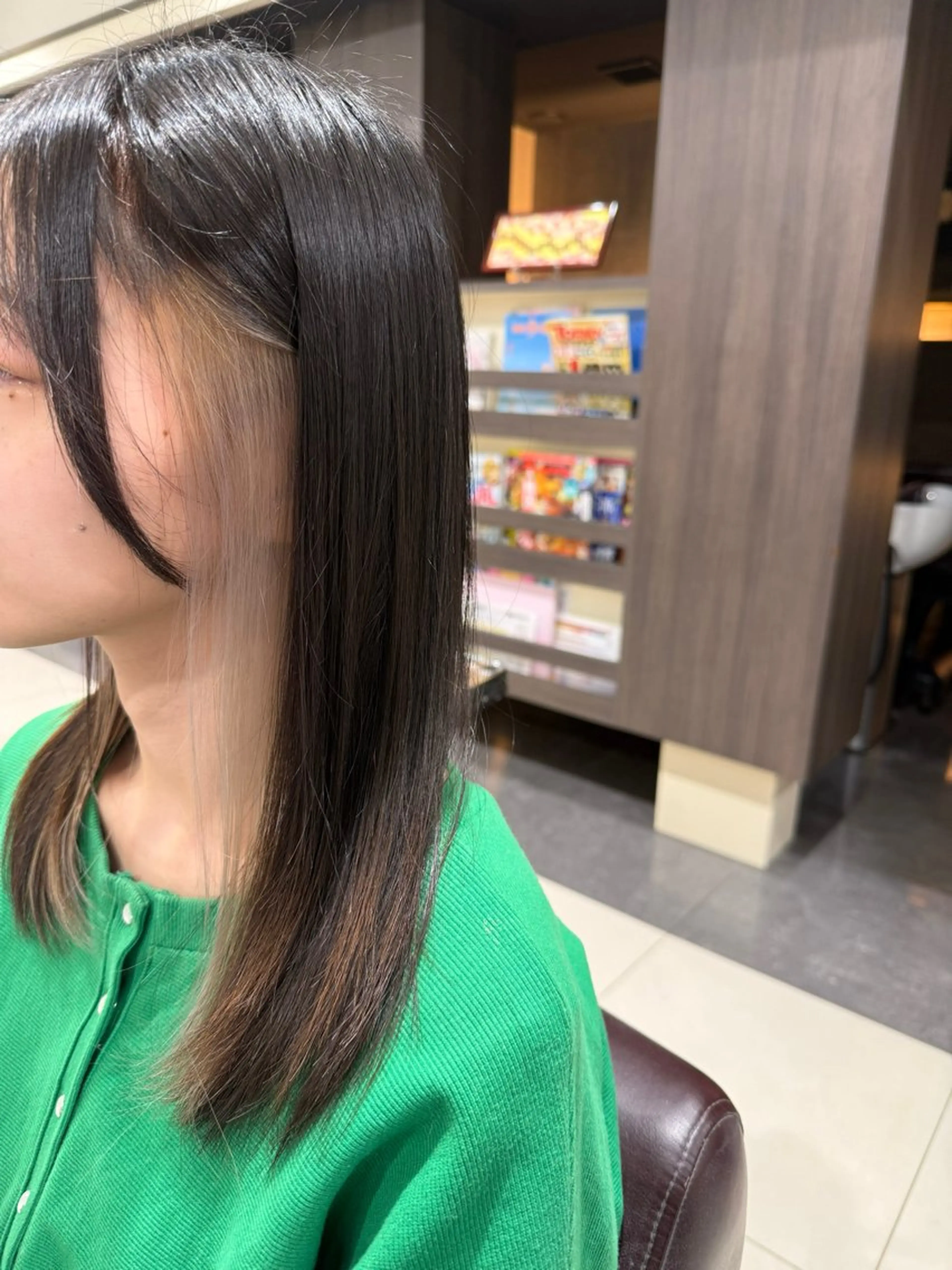 ロング カラー ベージュカラー ブリーチ イヤリングカラー ホワイトベージュ ヘアカラー ブリーチ/艶カラー /縮毛矯正/みなのヘアスタイル