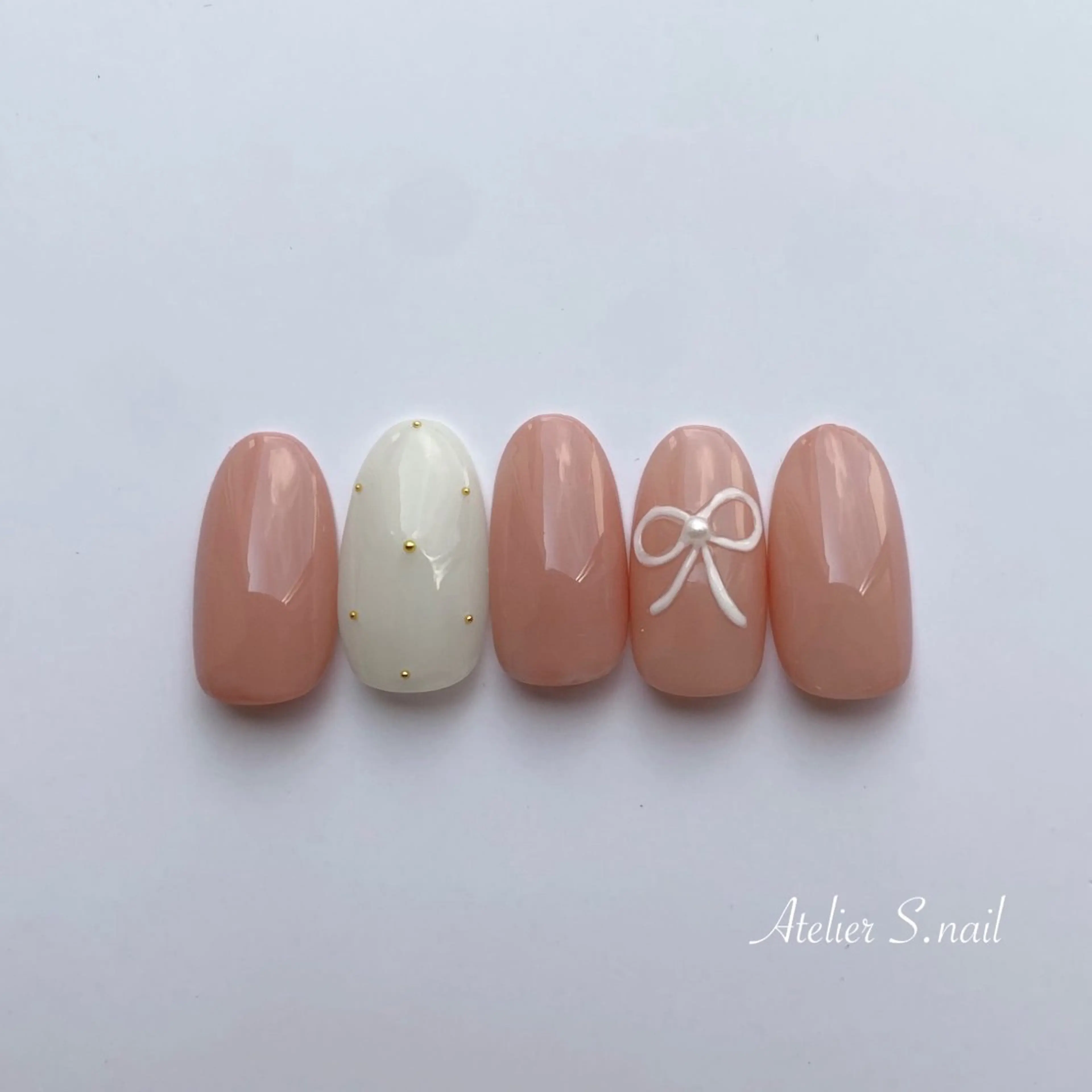 ネイル ドット リボン シンプルネイル Atelier S.nailのネイルデザイン