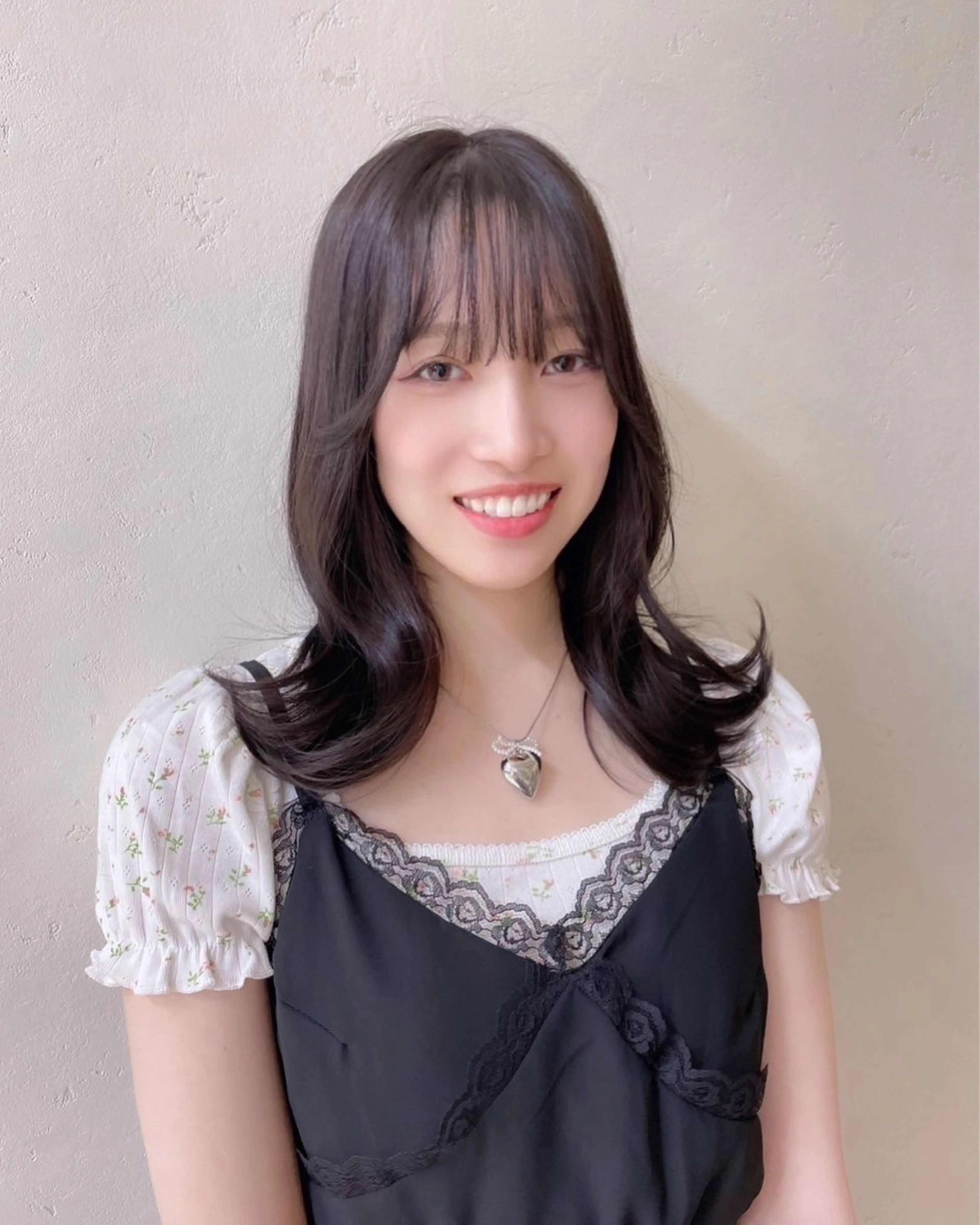 ミディアム 顔まわりレイヤー 顔周りカット レイヤーカット カット ヘアカラー 渡辺 あいかのヘアスタイル