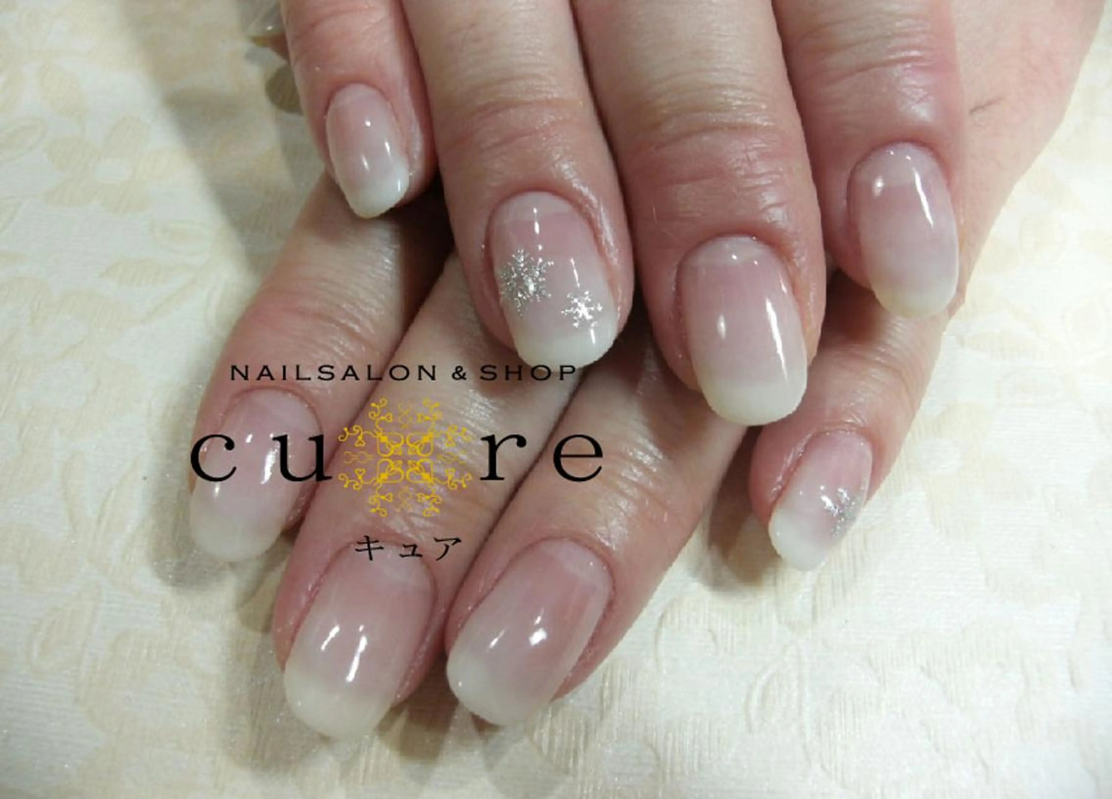 ミディアム ネイル グラデーション ホワイト ネイルサロン Cureのネイルデザイン
