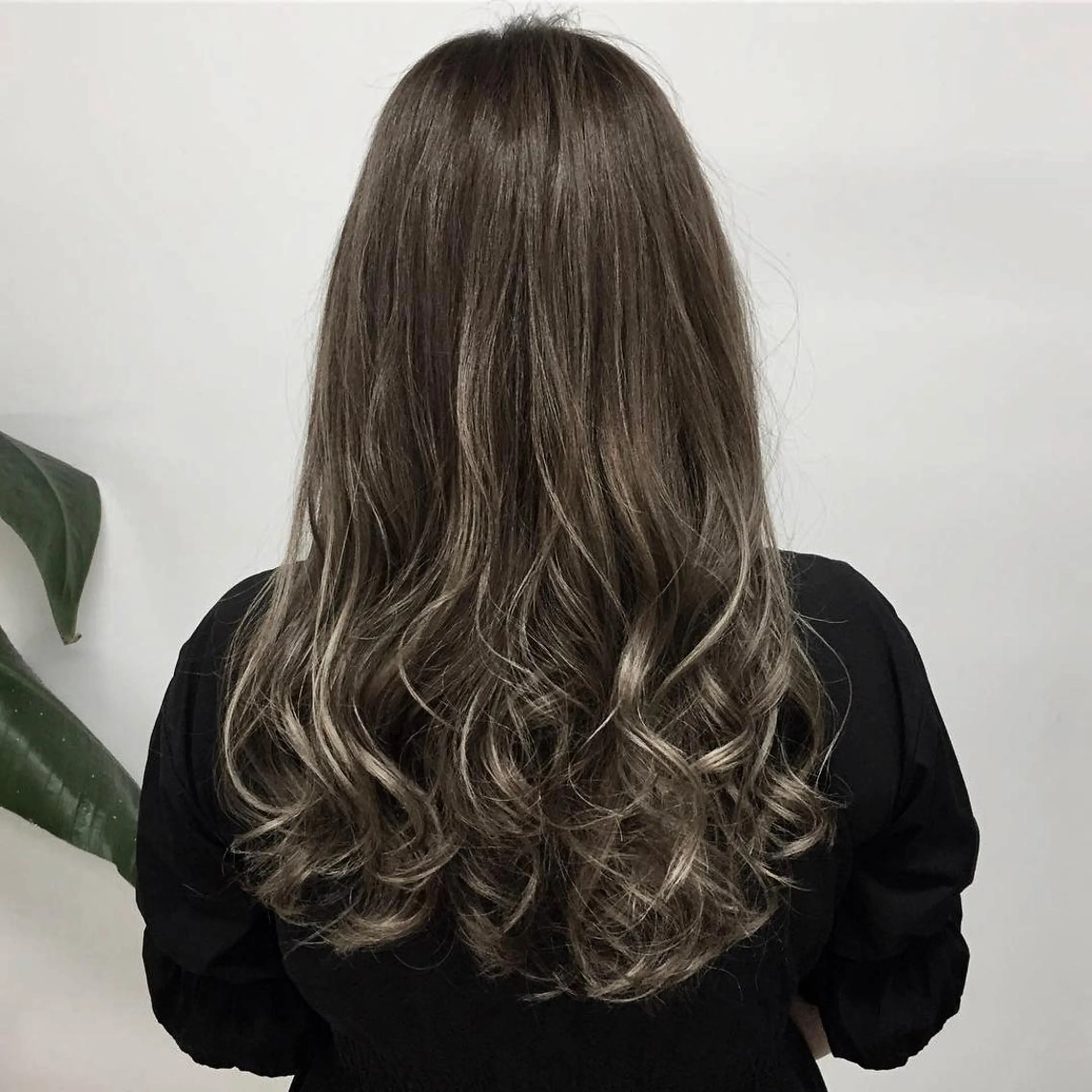 セミロング カラー ダブルカラー グレージュ ハイトーンカラー ハイトーングレージュ Remore所属・中塚 義人のヘアスタイル