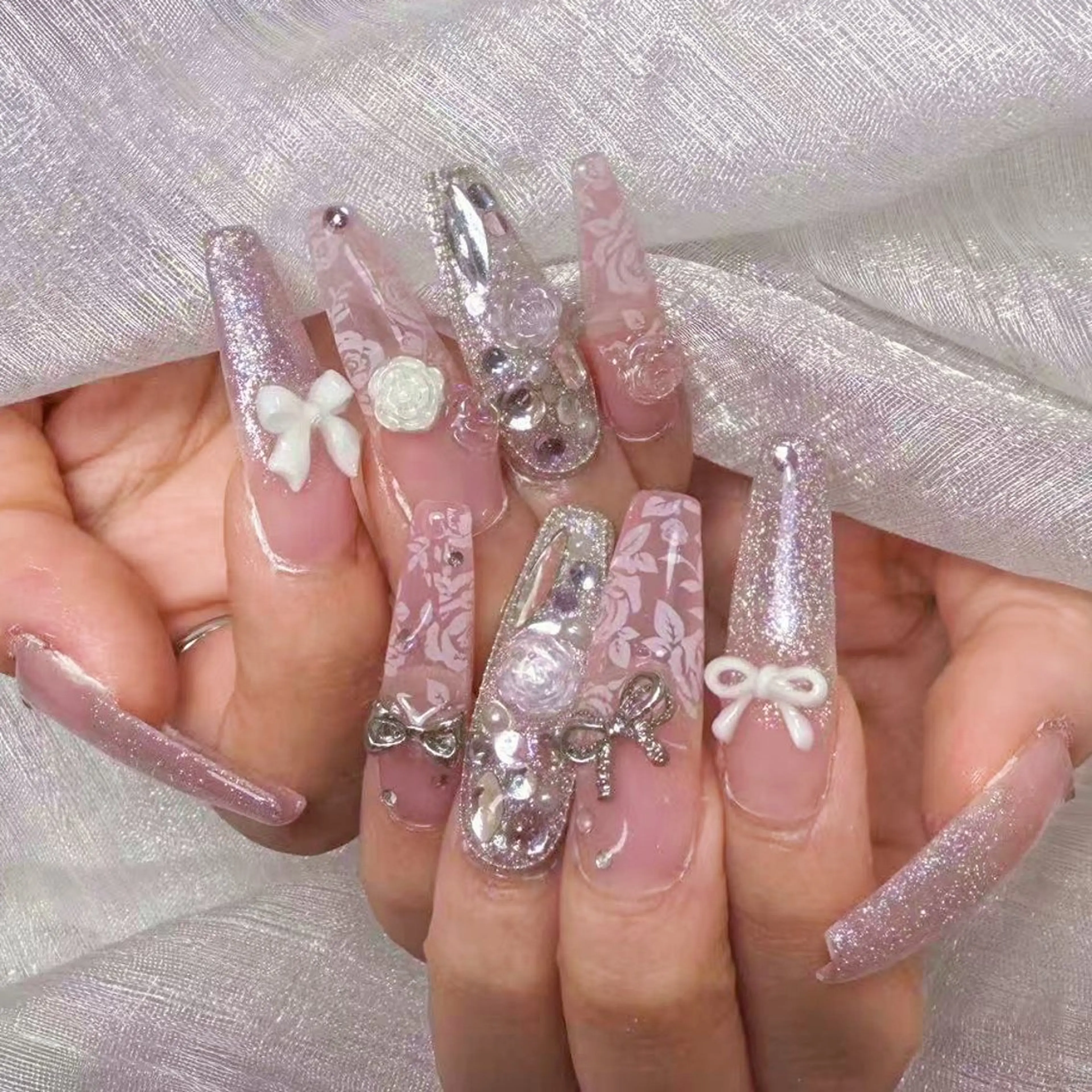 ネイル アートネイル オーロラネイル ガーリー キラキラネイル 韓国ネイル ハンドネイル yu ri 🌹のネイルデザイン