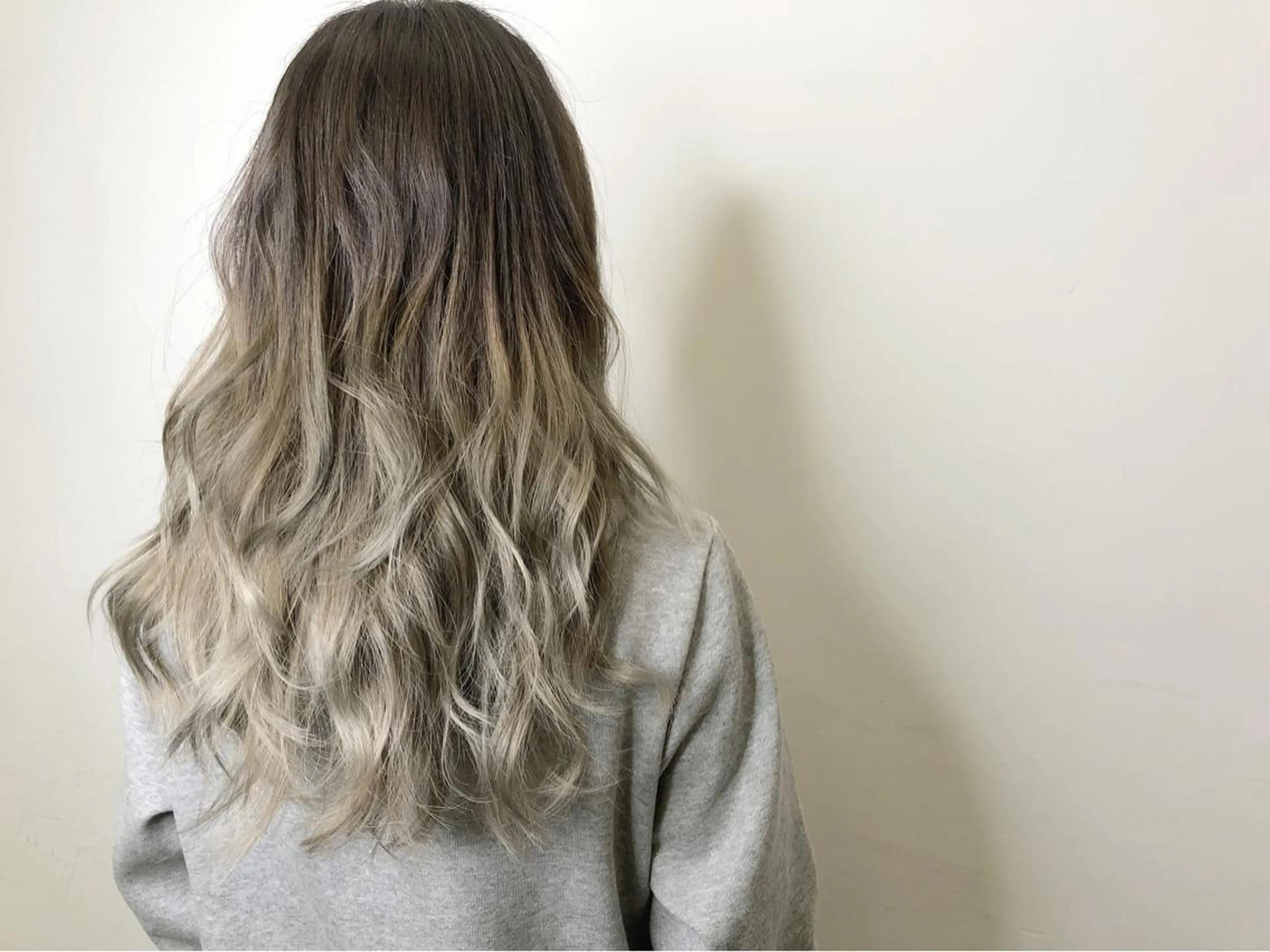 ロング カラー ベージュカラー グラデーションカラー ホワイトベージュ Uni江坂所属・メンズ レイヤー ウルフ 弓木啓輔のヘアスタイル