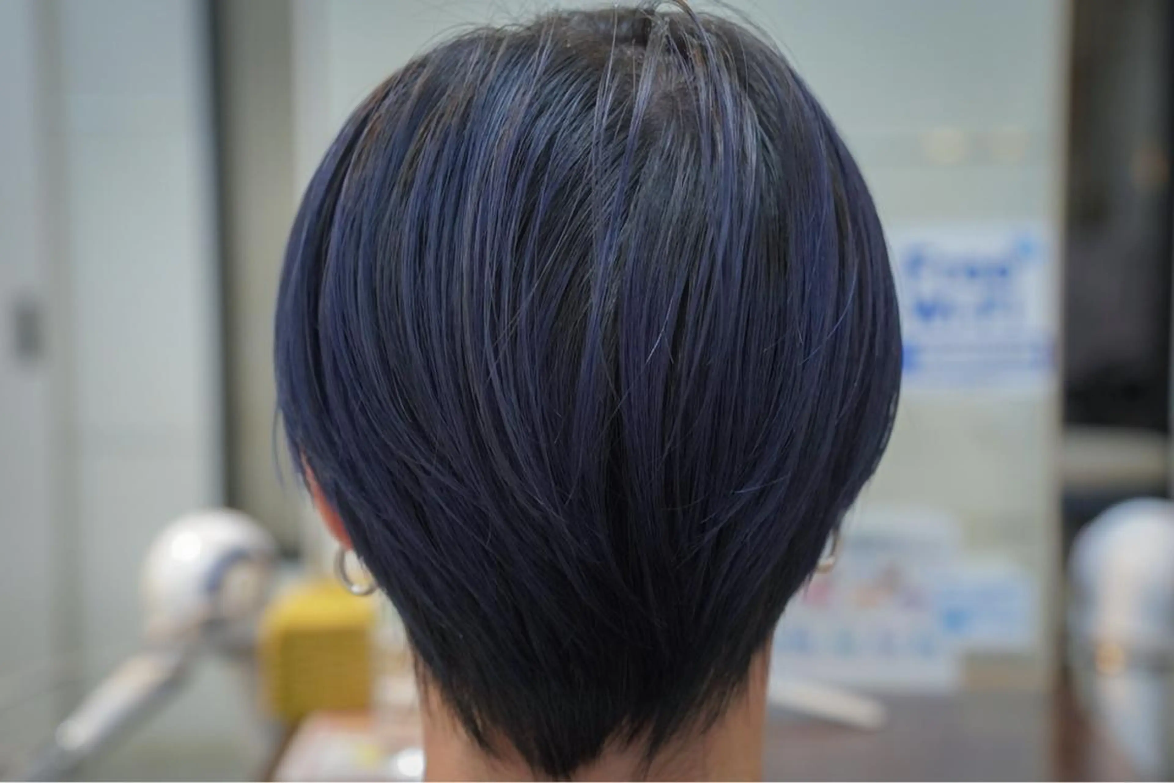 カラー ブリーチ ネイビーカラー 能登谷 泉稀のヘアスタイル