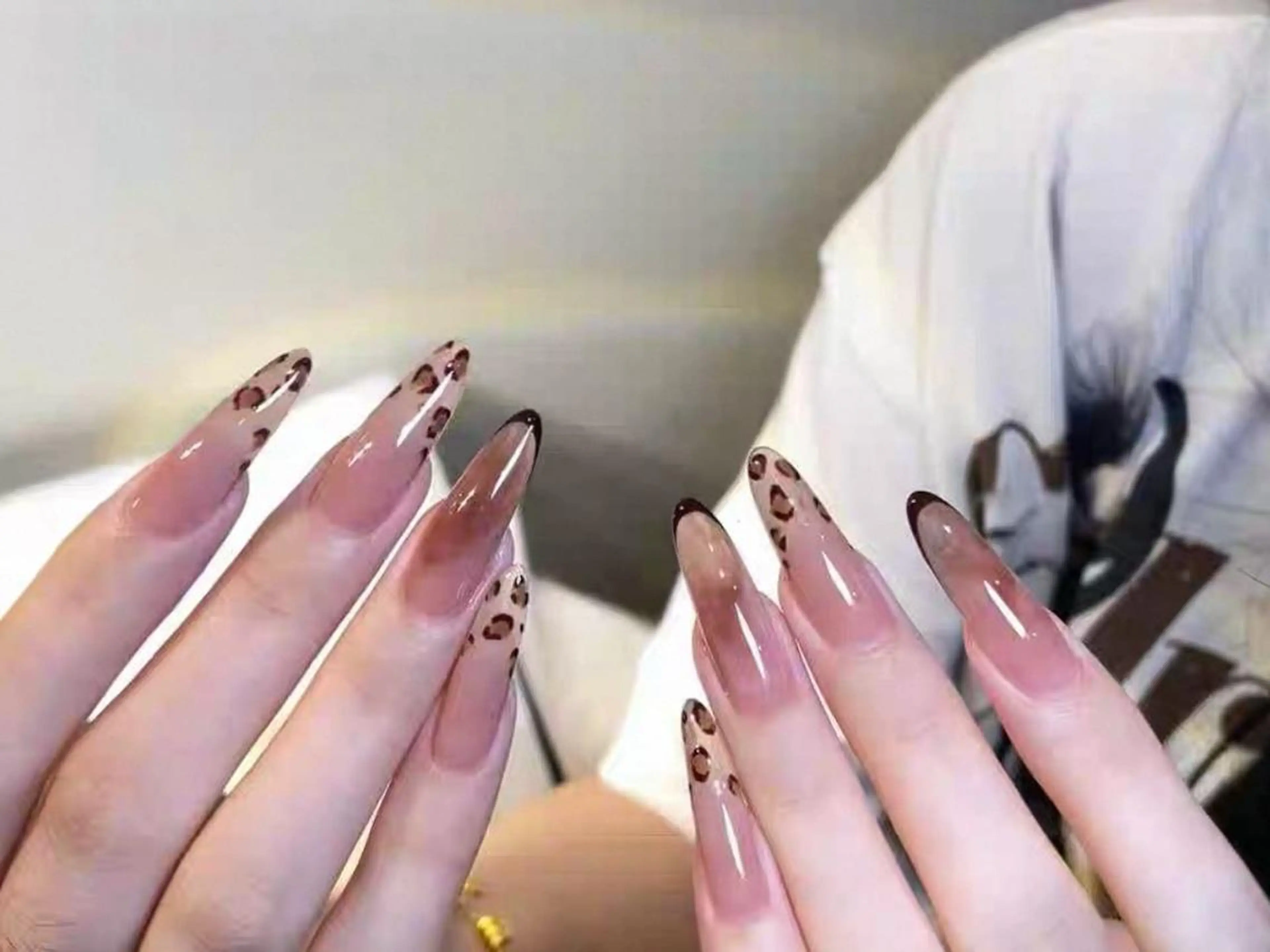 ネイル アートネイル フレンチネイル ガーリー ホログラムネイル ミディアムネイル ハンドネイル Feinn Ink💕のネイルデザイン