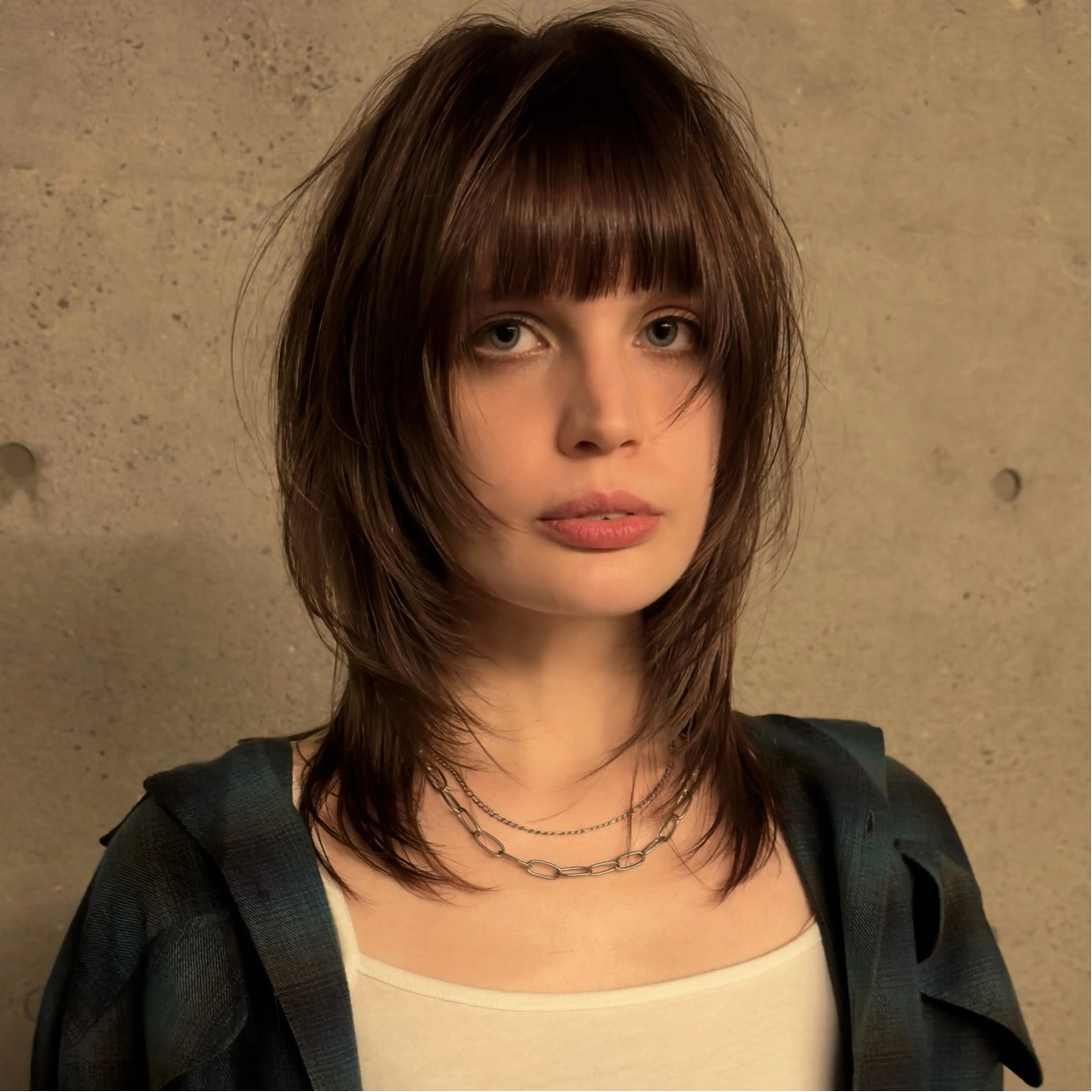 セミロング ウルフ/レイヤー/ ブリーチカラーのヘアスタイル