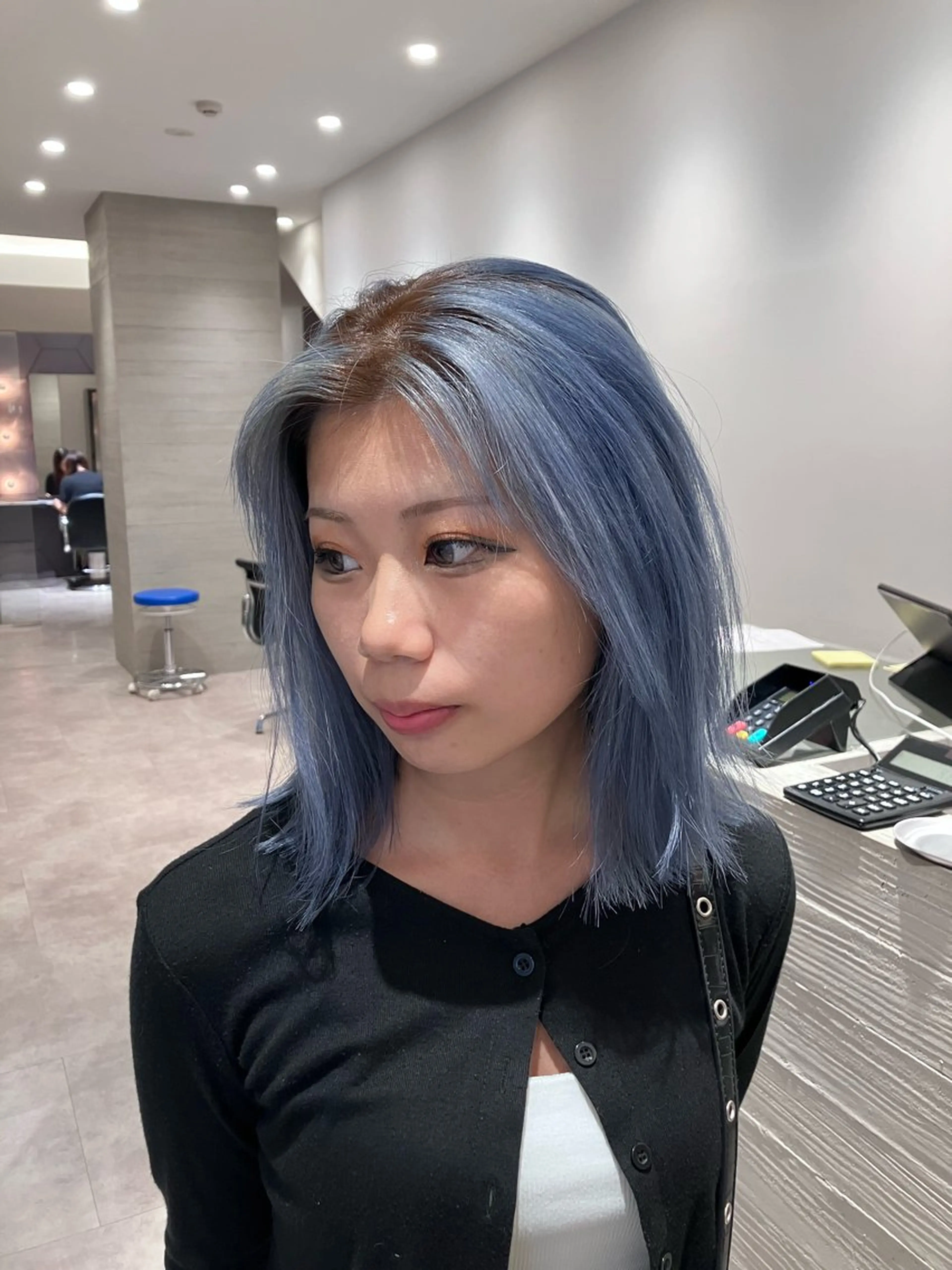 ミディアム カラー ブリーチ ブルーカラー シルバー サキ🤍ハイトーン 🩰くびれ巻きヘアのヘアスタイル