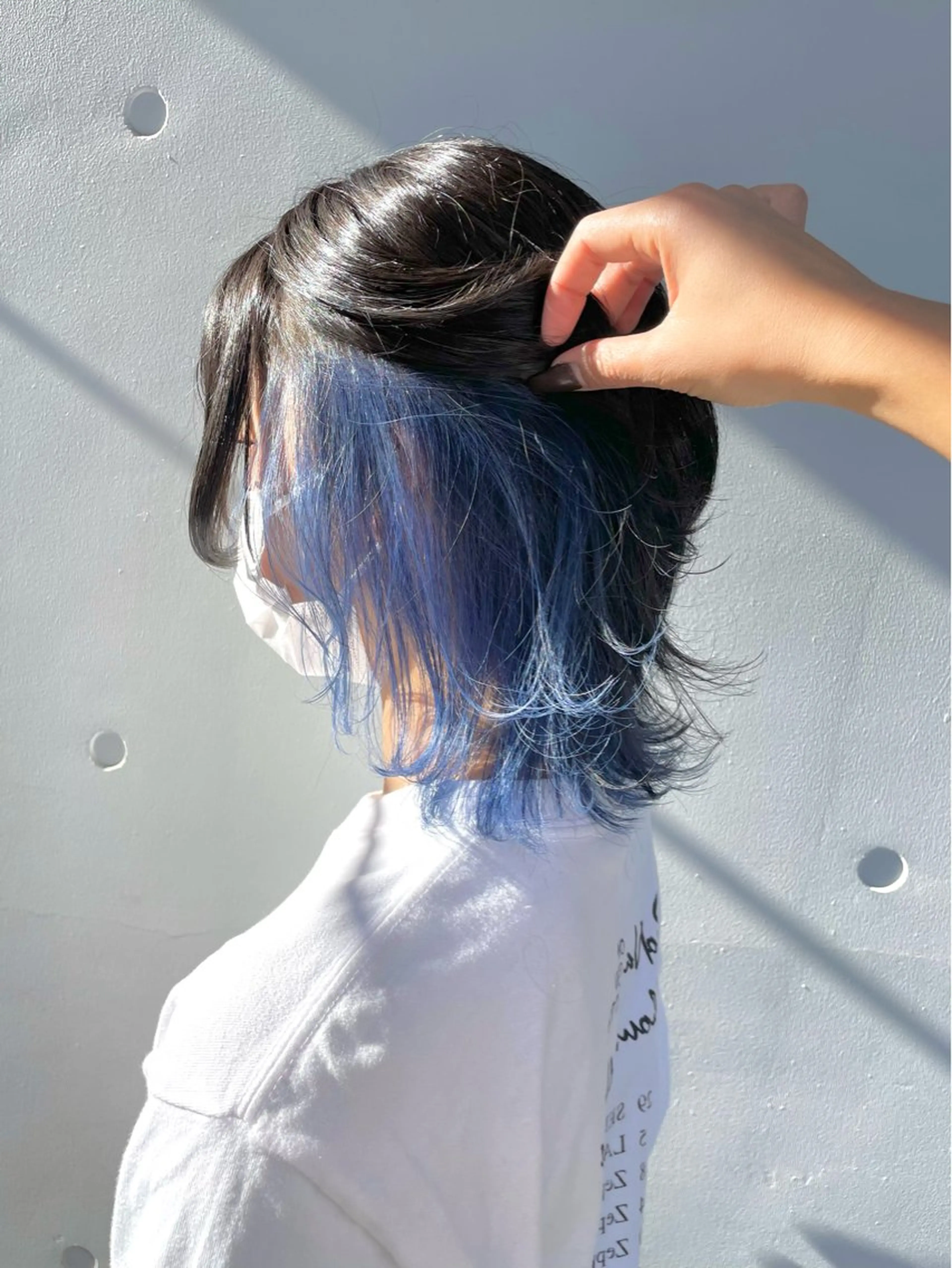 ミディアム カラー ブルーカラー ダブルカラー イヤリングカラー ハイトーンカラー インナーカラー カット ヘアカラー トリートメント もにか🌞原宿/渋谷 🌝ブリーチカラーのヘアスタイル