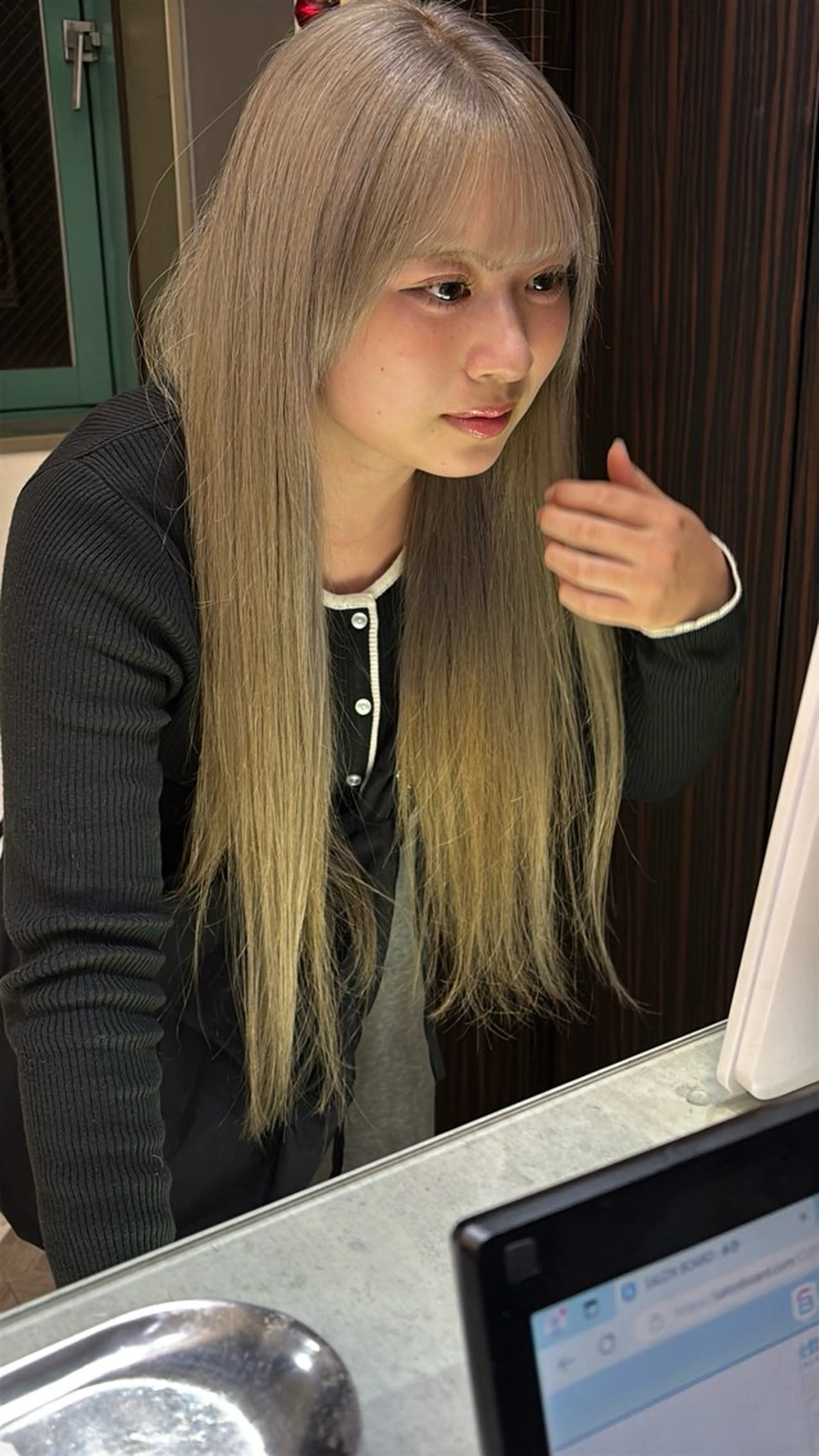 ロング ヘアカラー トリートメント 韓国ヘア/ブリーチ無 しWカラー/オリーブのヘアスタイル