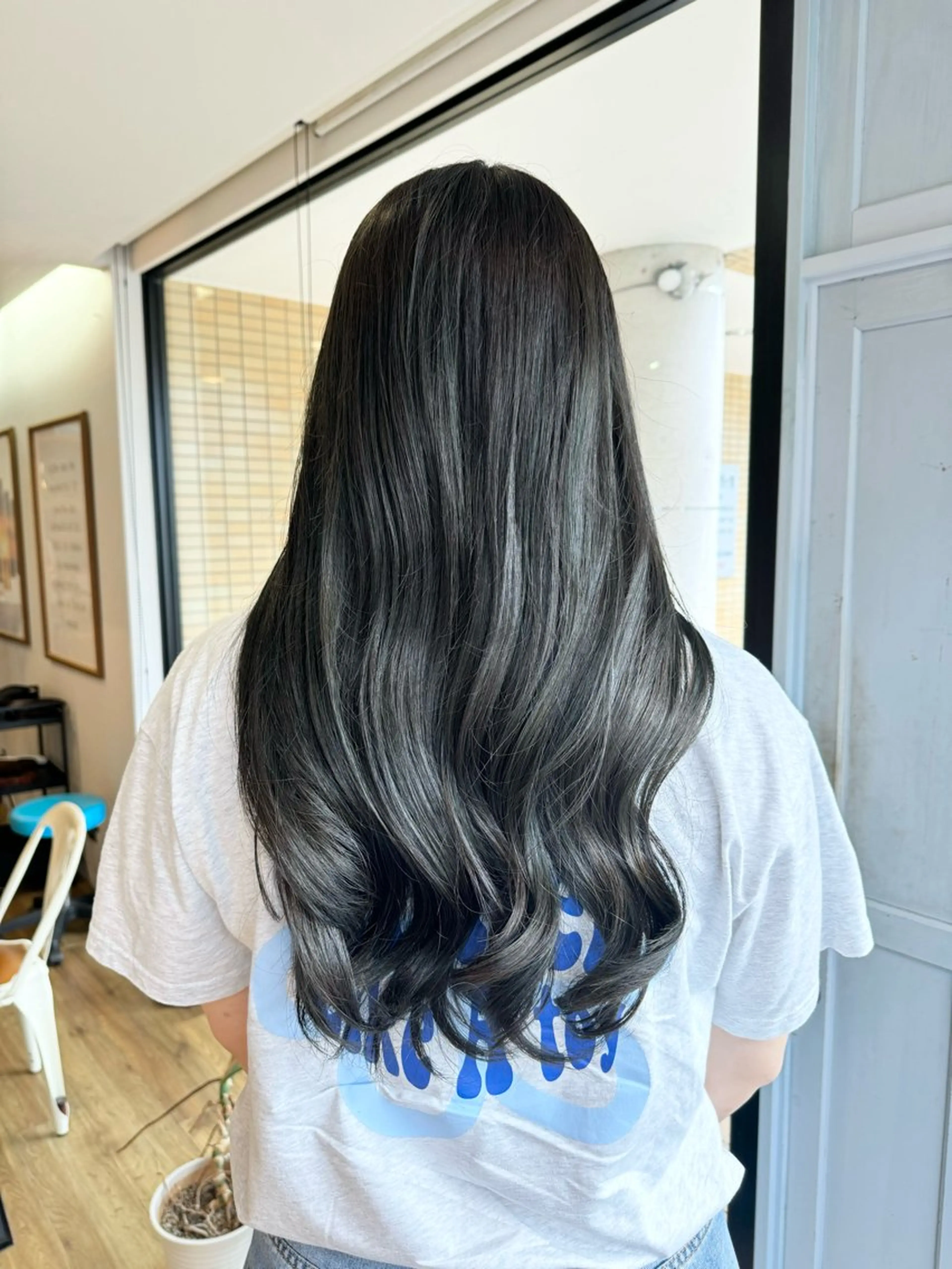 ロング カラー グレージュ オリーブグレージュ オリーブグレー ヘアカラー トリートメント ツキダテ ユイのヘアスタイル