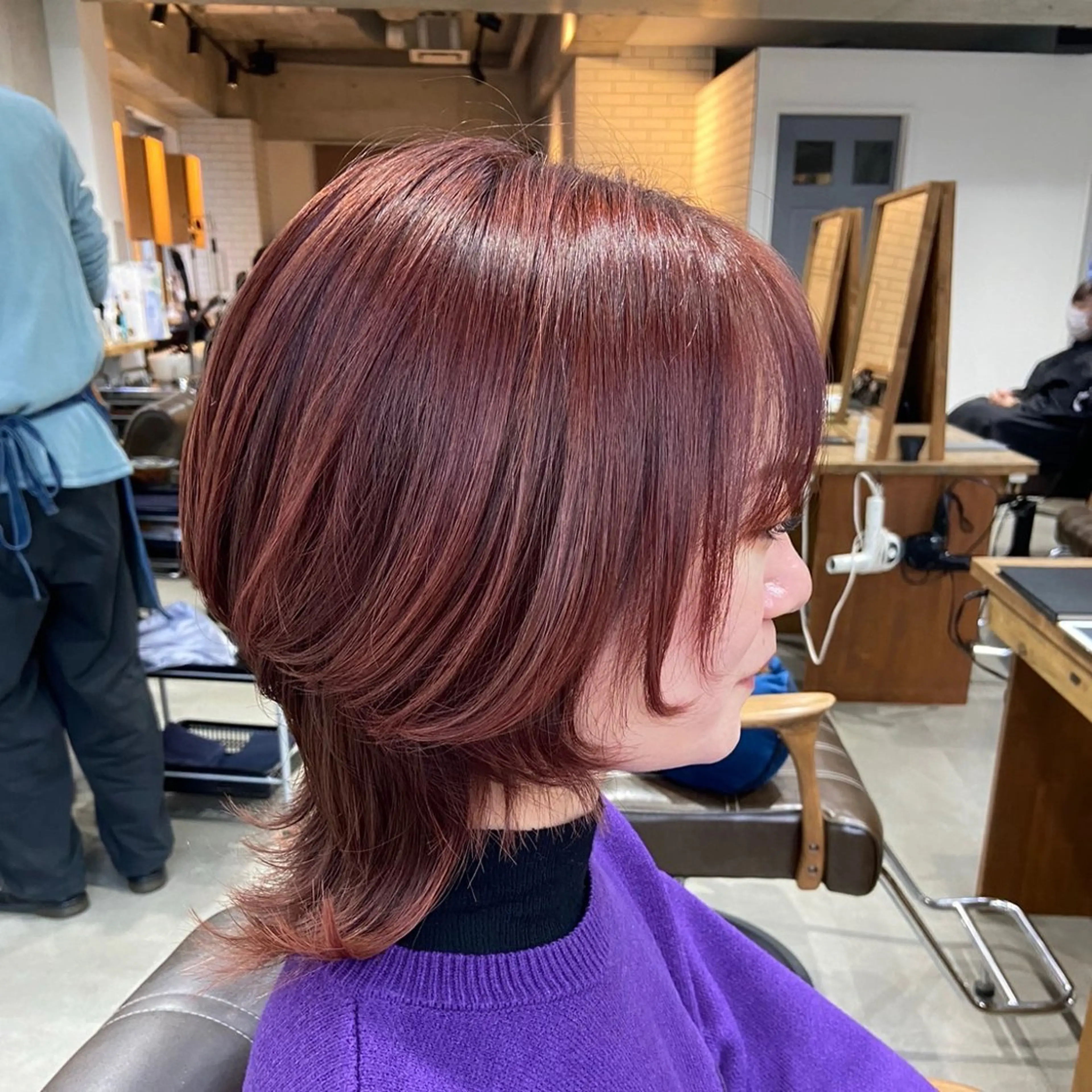 ミディアム カラー ボルドーカラー ピンクカラー ウルフカット 安岡美咲✂︎ 艶カラー/髪質改善のヘアスタイル