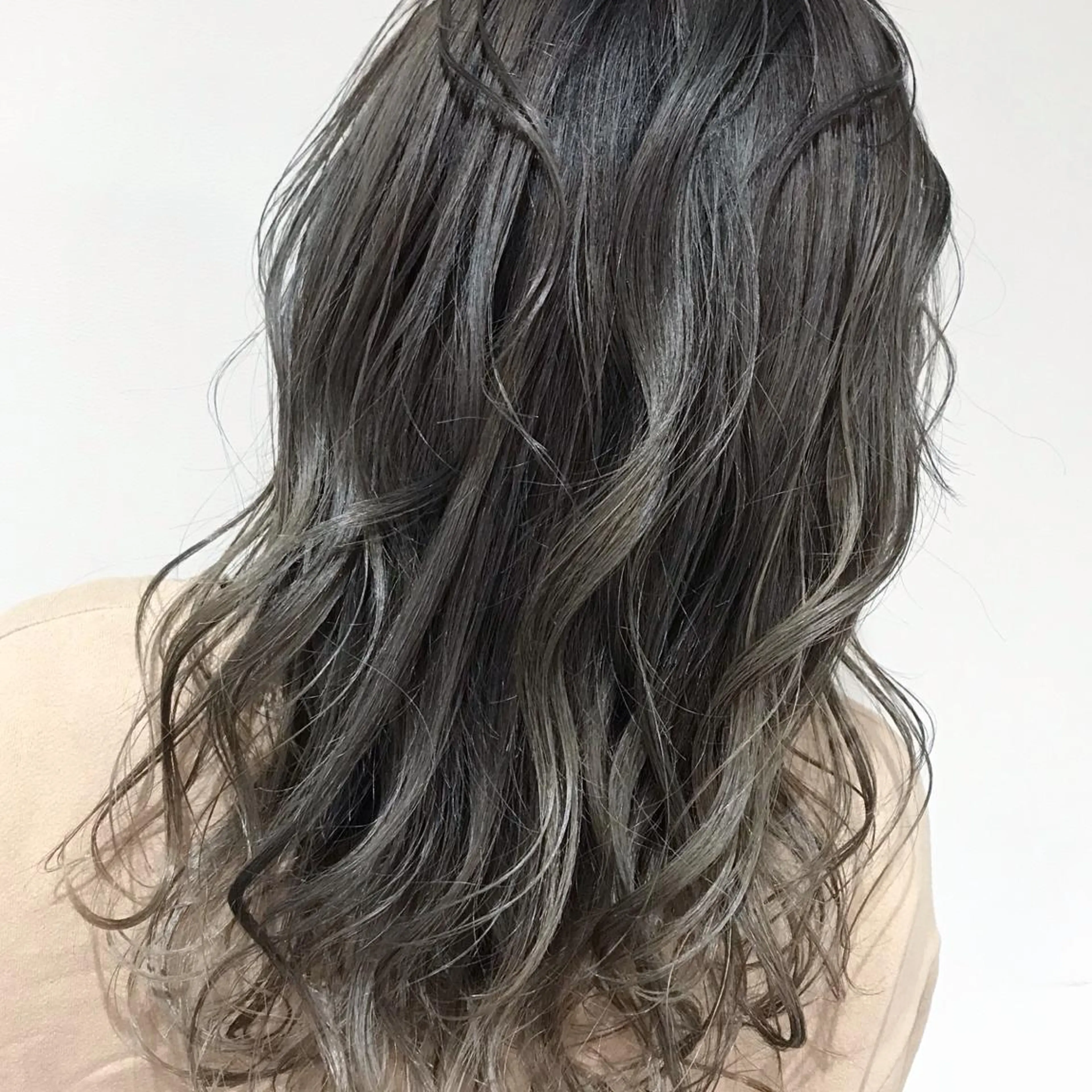 ミディアム カラー アッシュ アッシュグレー アッシュグレージュ バレイヤージュ ブリーチ AMI Hair  supply所属・髪質改善カラー 韓国風レイヤーのヘアスタイル