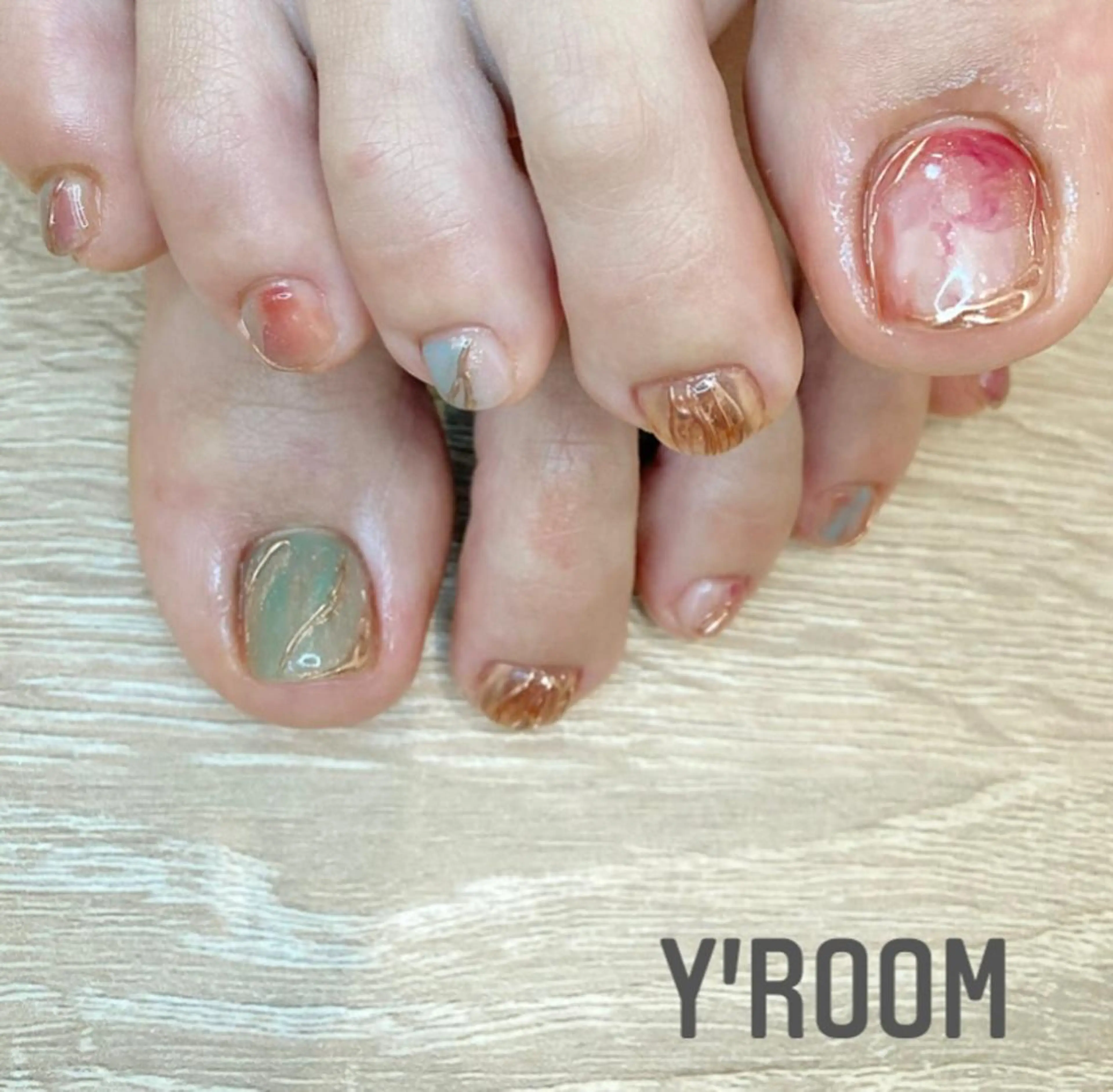 ネイル オーロラネイル フラッシュネイル フットネイル ジェルネイル 氷ネイル・うるうるネイル YUKA （ネイリスト）のネイルデザイン