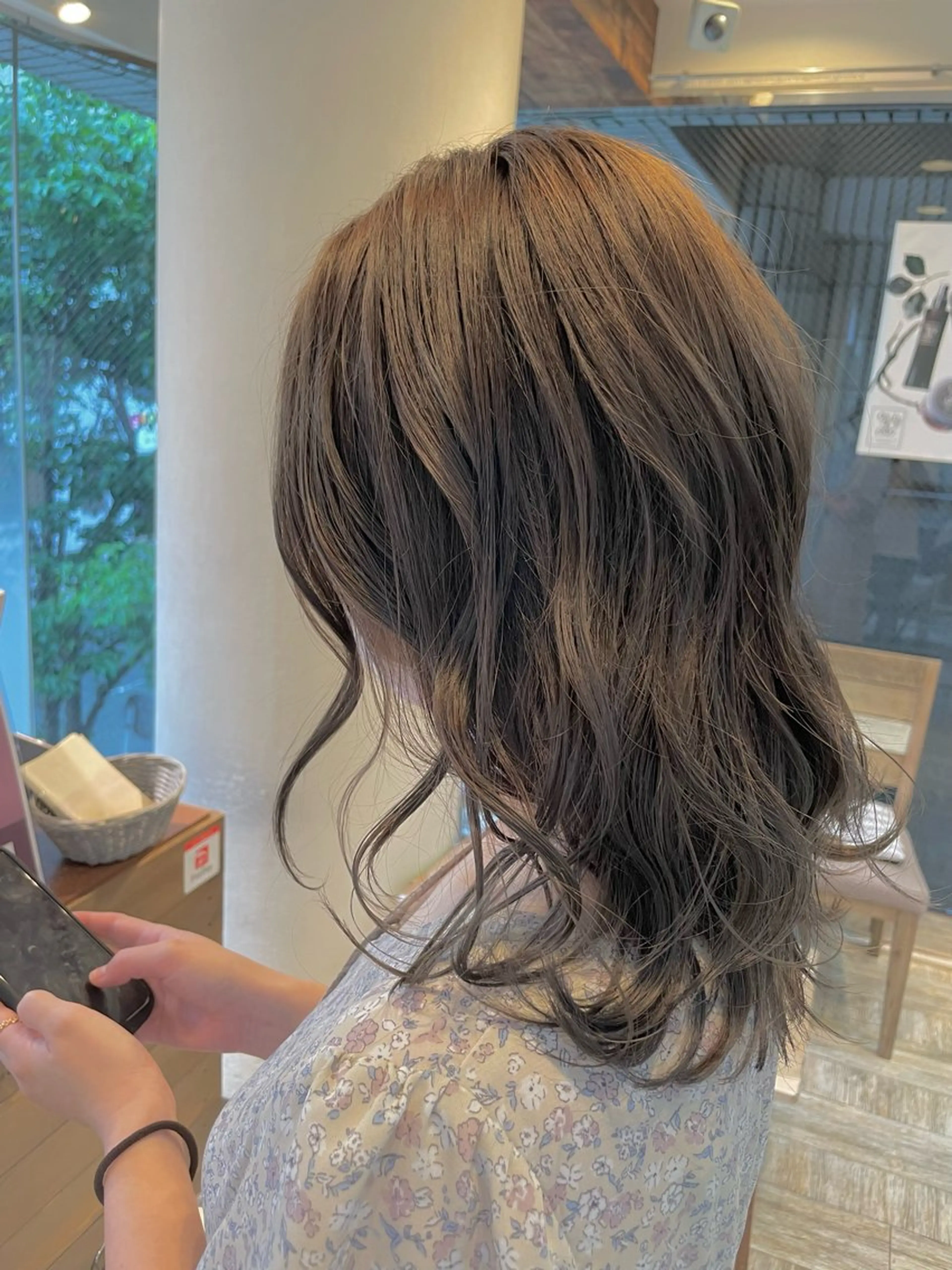 ミディアム カラー ミディアムレイヤー グレージュ レイヤーカット 外ハネヘア カット ヘアカラー トリートメント 【垢抜け大人髪】 TIARA西山のヘアスタイル