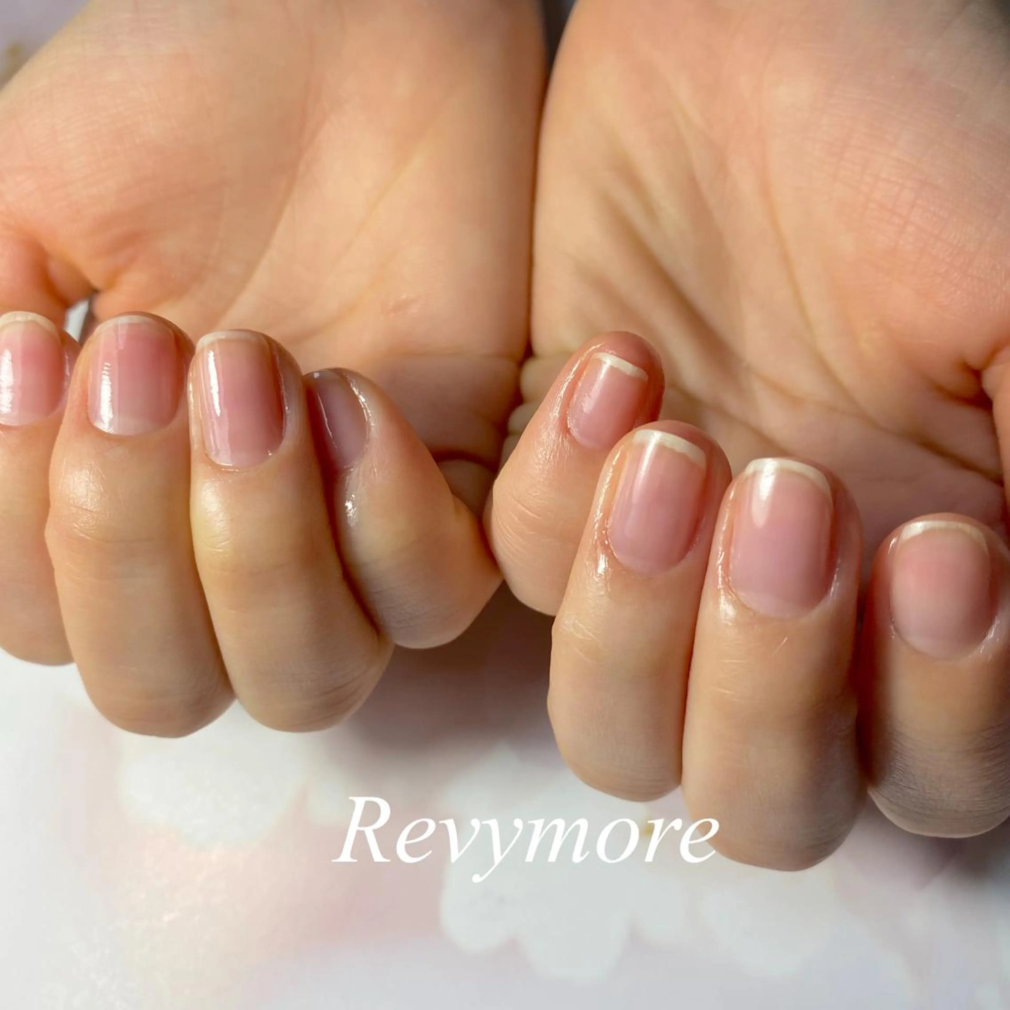 ショート ネイル ジェルネイル ニュアンスネイル オフィスネイル シンプルネイル nail salon Revymore所属・nail salon Revymoreのネイルデザイン