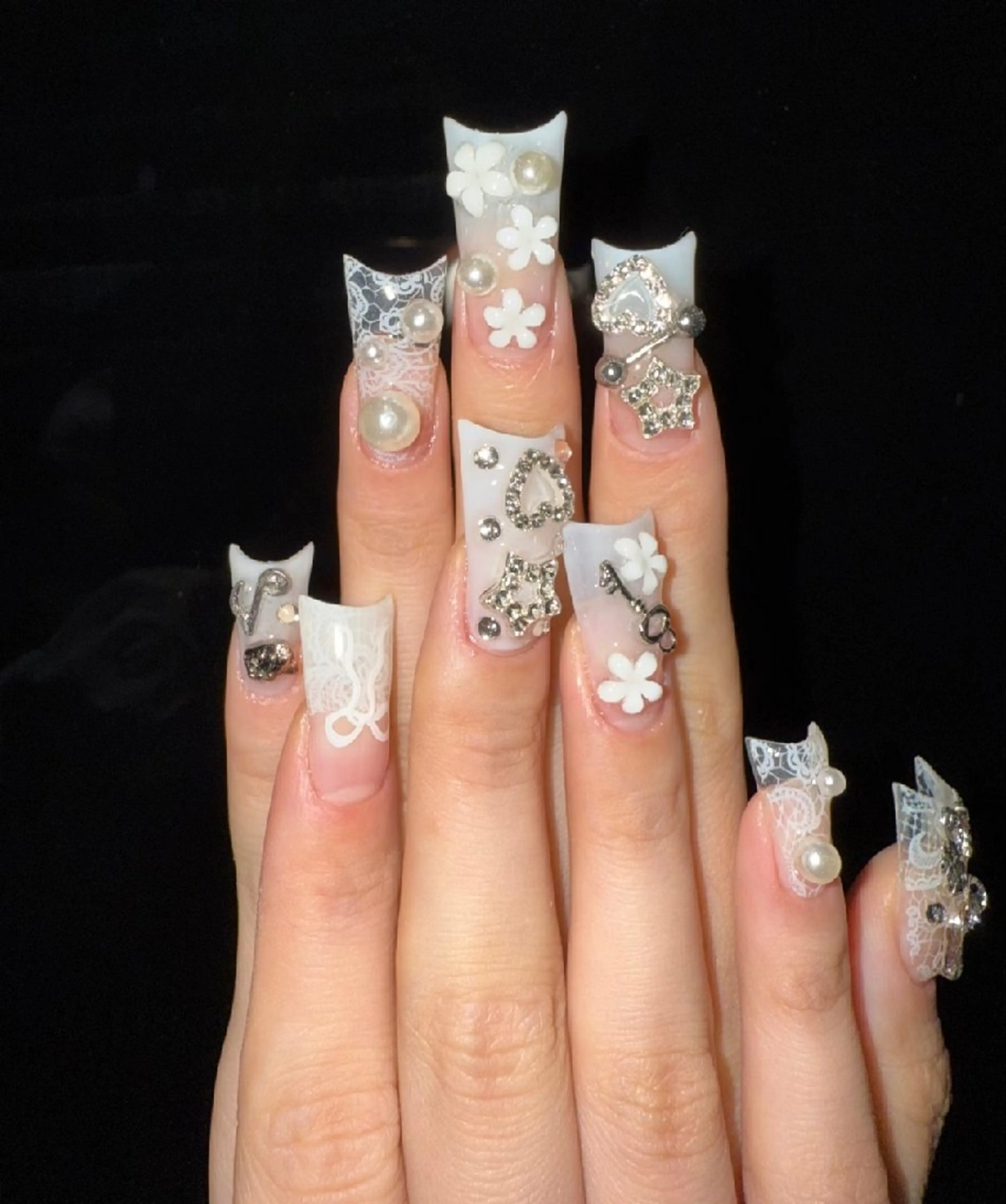 SNSで話題!!「アヒロ口型の爪ネイル」の写真