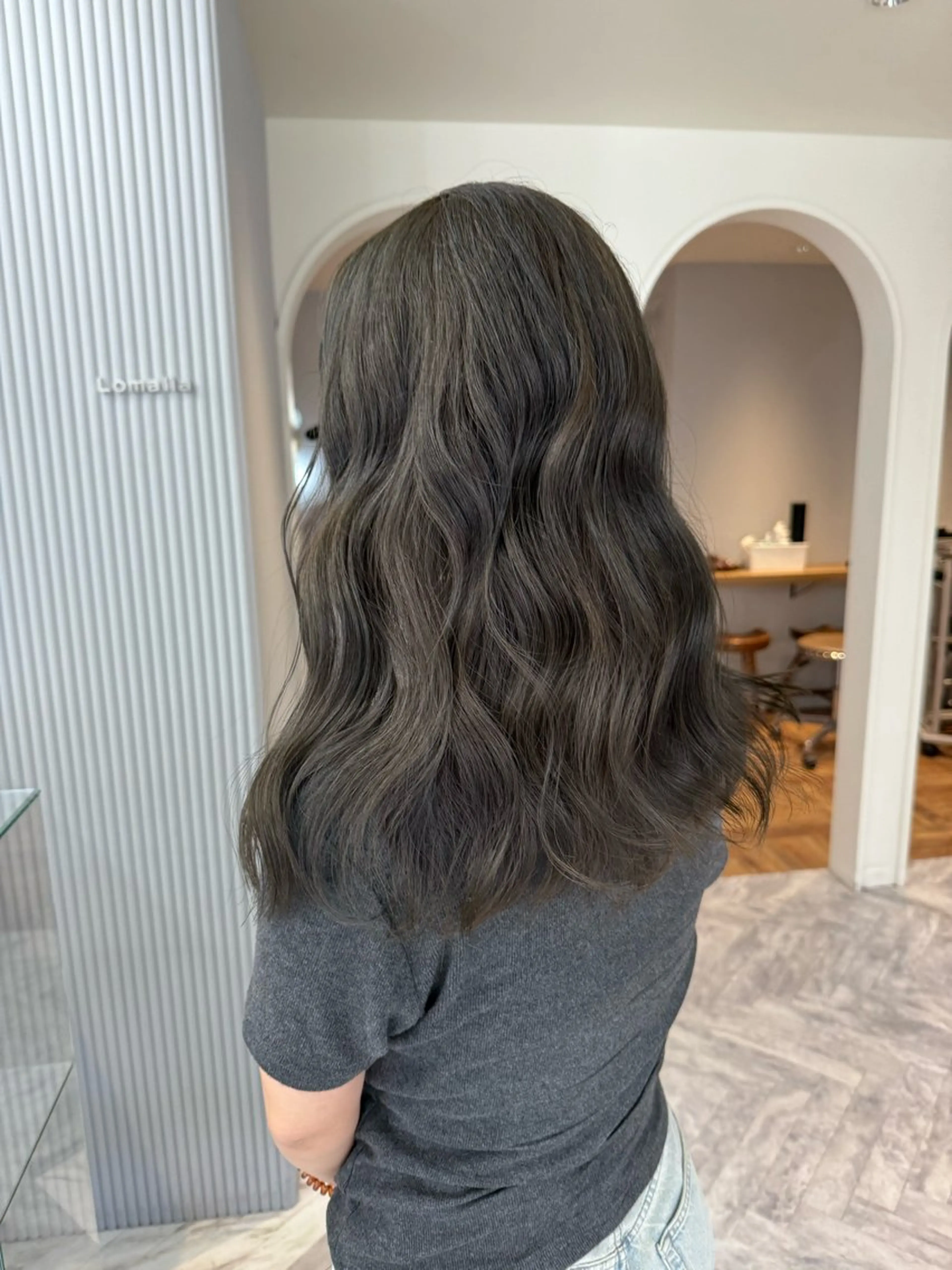 セミロング カラー ミルクティー× グレージュMOMOのヘアスタイル