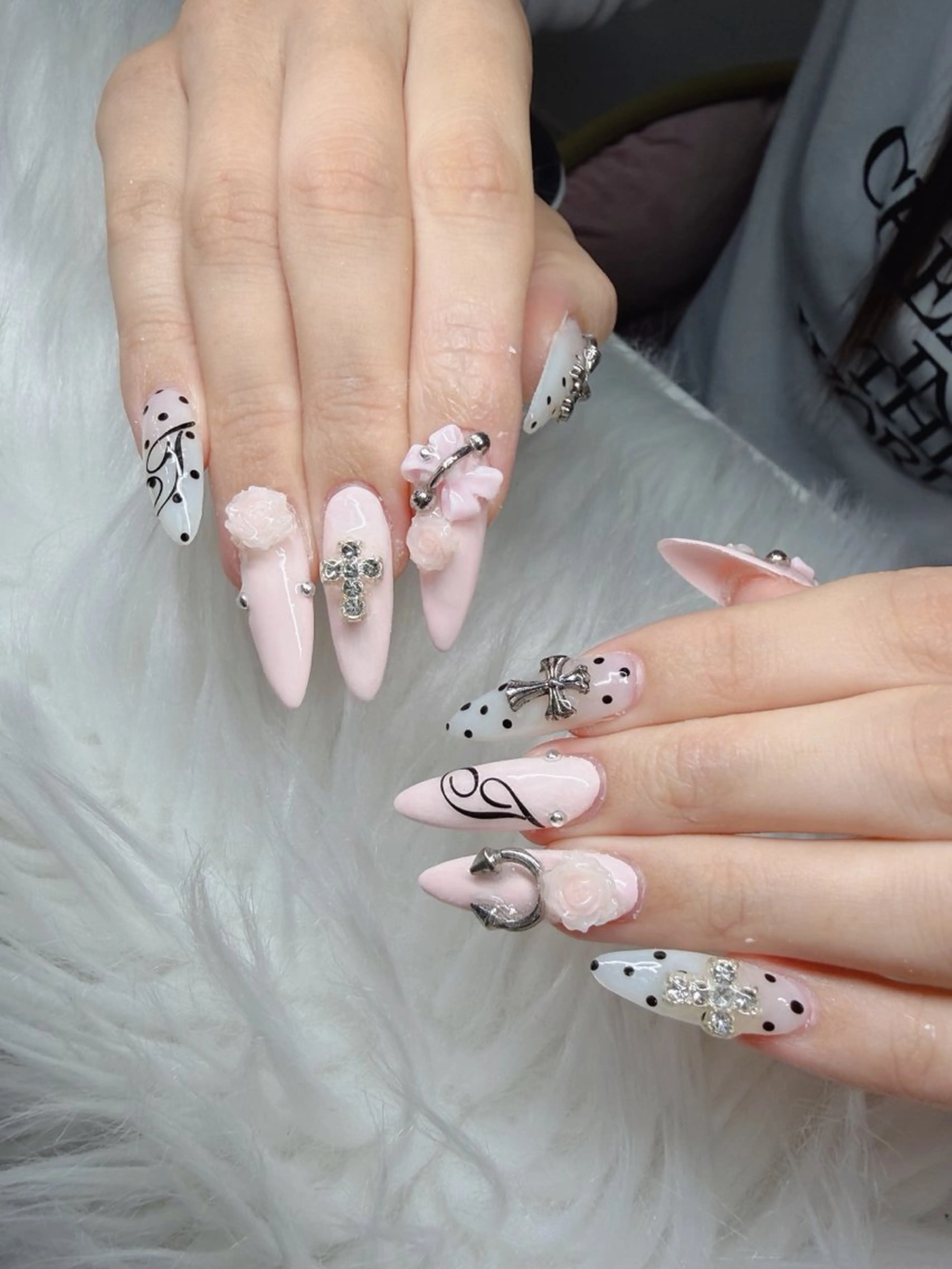 ネイル 長さ出し グラデーション 卒業式 キラキラネイル マグネットネイル Lee Nailsのネイルデザイン