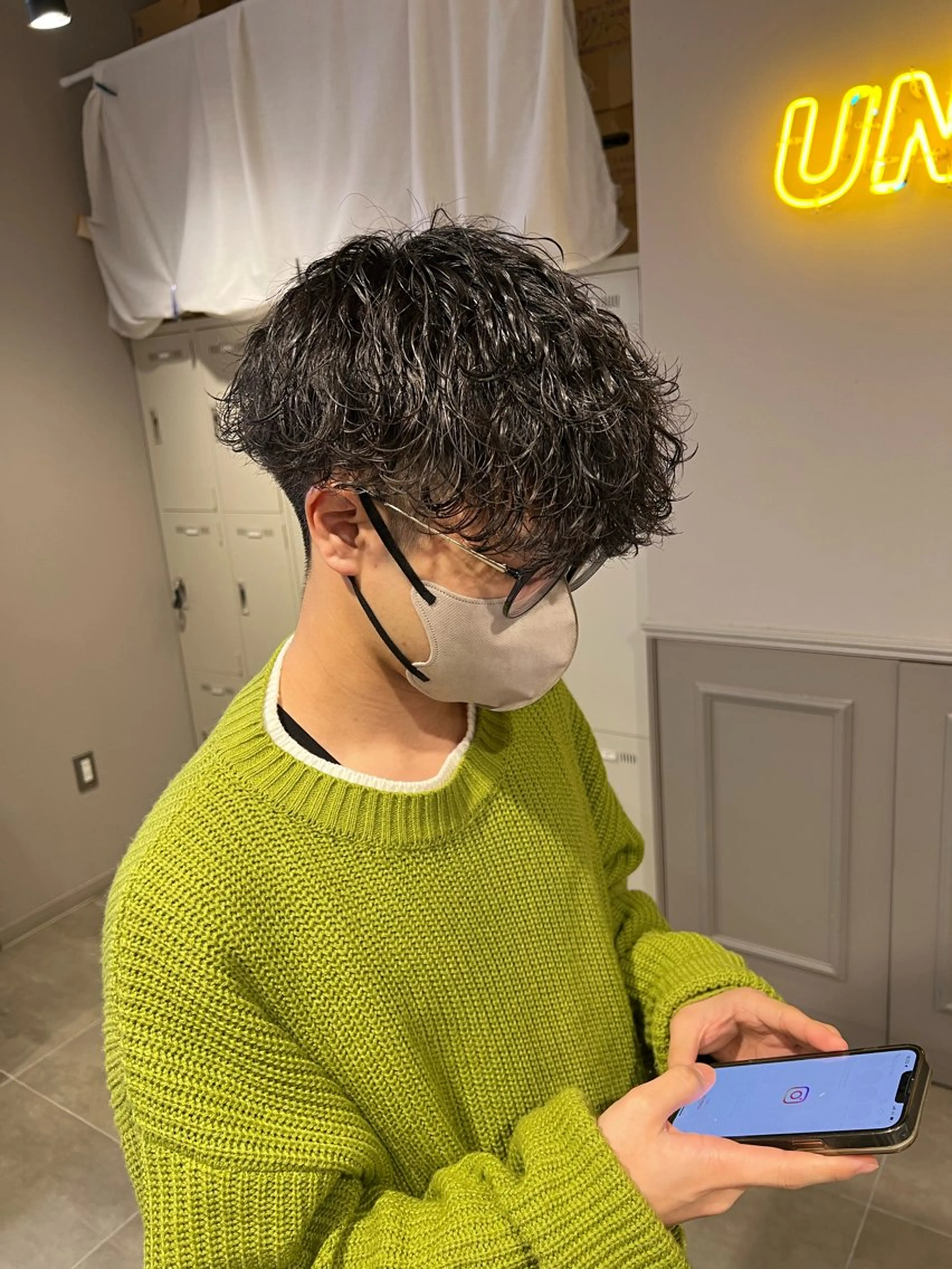 ミディアム パーマ メンズ ミディアムパーマ センターパート メンズ韓国風 韓国マッシュ マッシュウルフ カット ヘアカラー トリートメント ヘッドスパ ヘアセット トレンド/レイヤー うる艶🪞CANDYのヘアスタイル