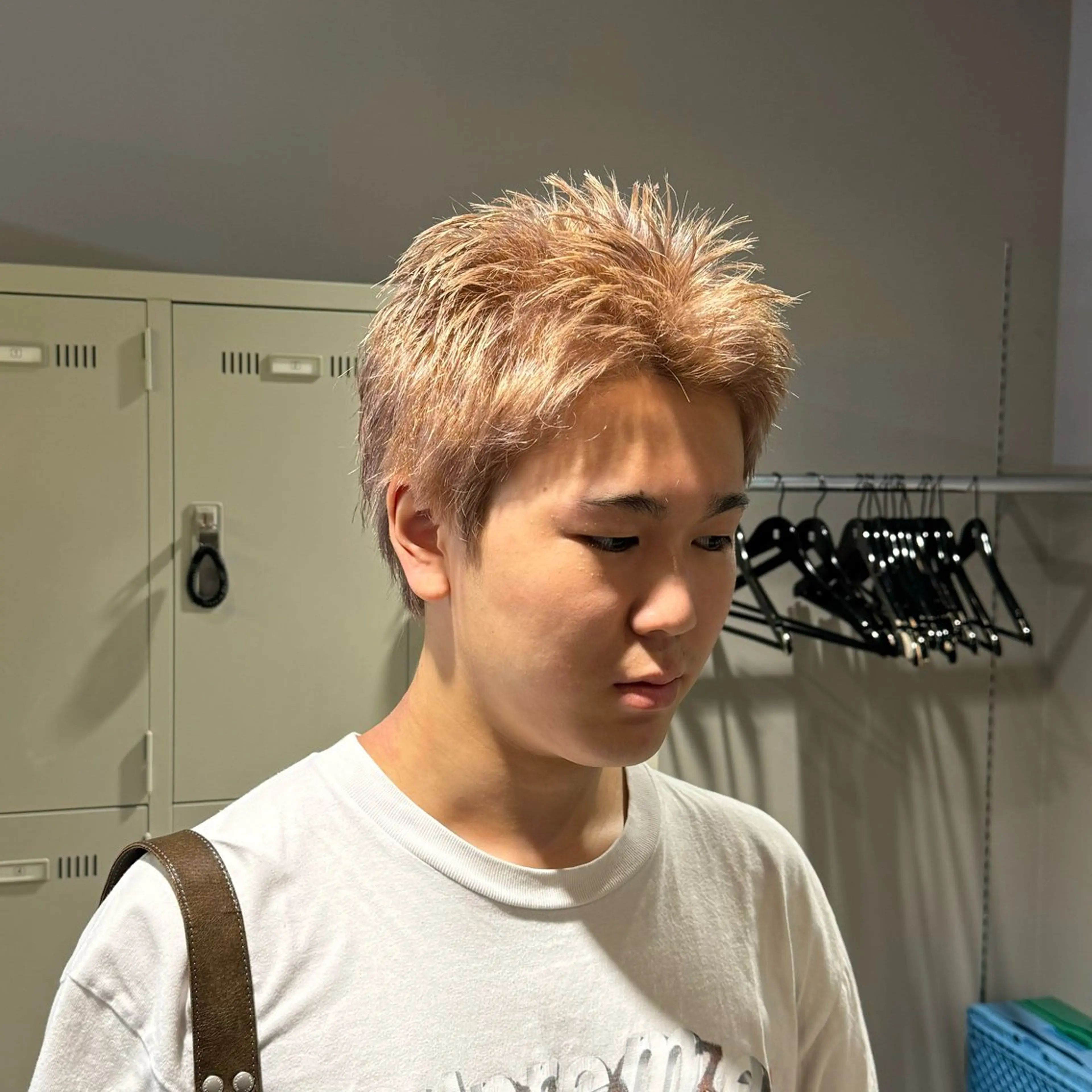 ショート カラー ヘアアレンジ メンズ スパイキーショート ベージュカラー ミルクティーベージュ ショートヘア カット ヘアカラー トリートメント ヘアセット 顔まわりカット の達人のヘアスタイル