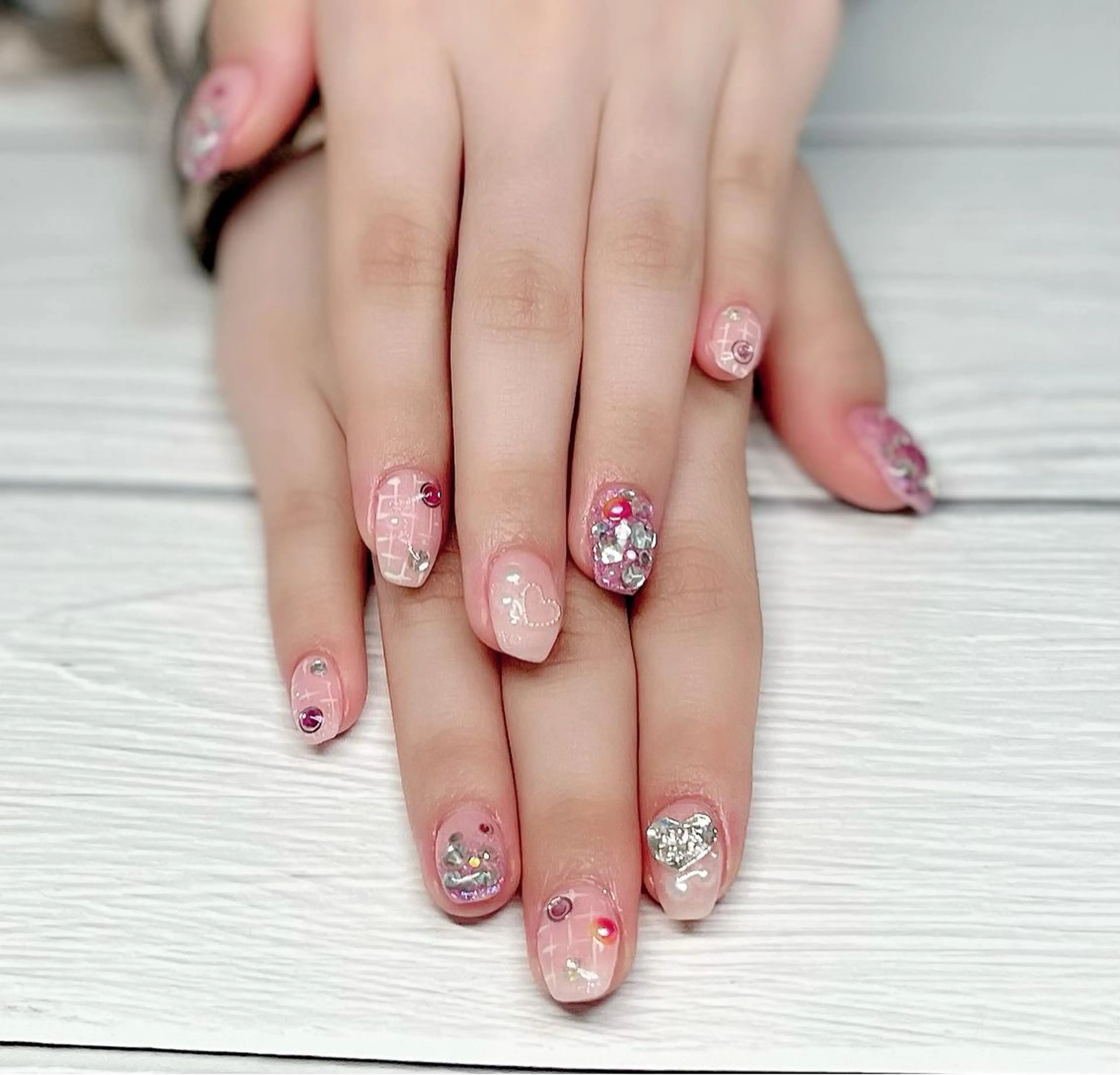 ネイル ハート ピンク ストーンネイル ハンドネイル shonan_ kairiのネイルデザイン