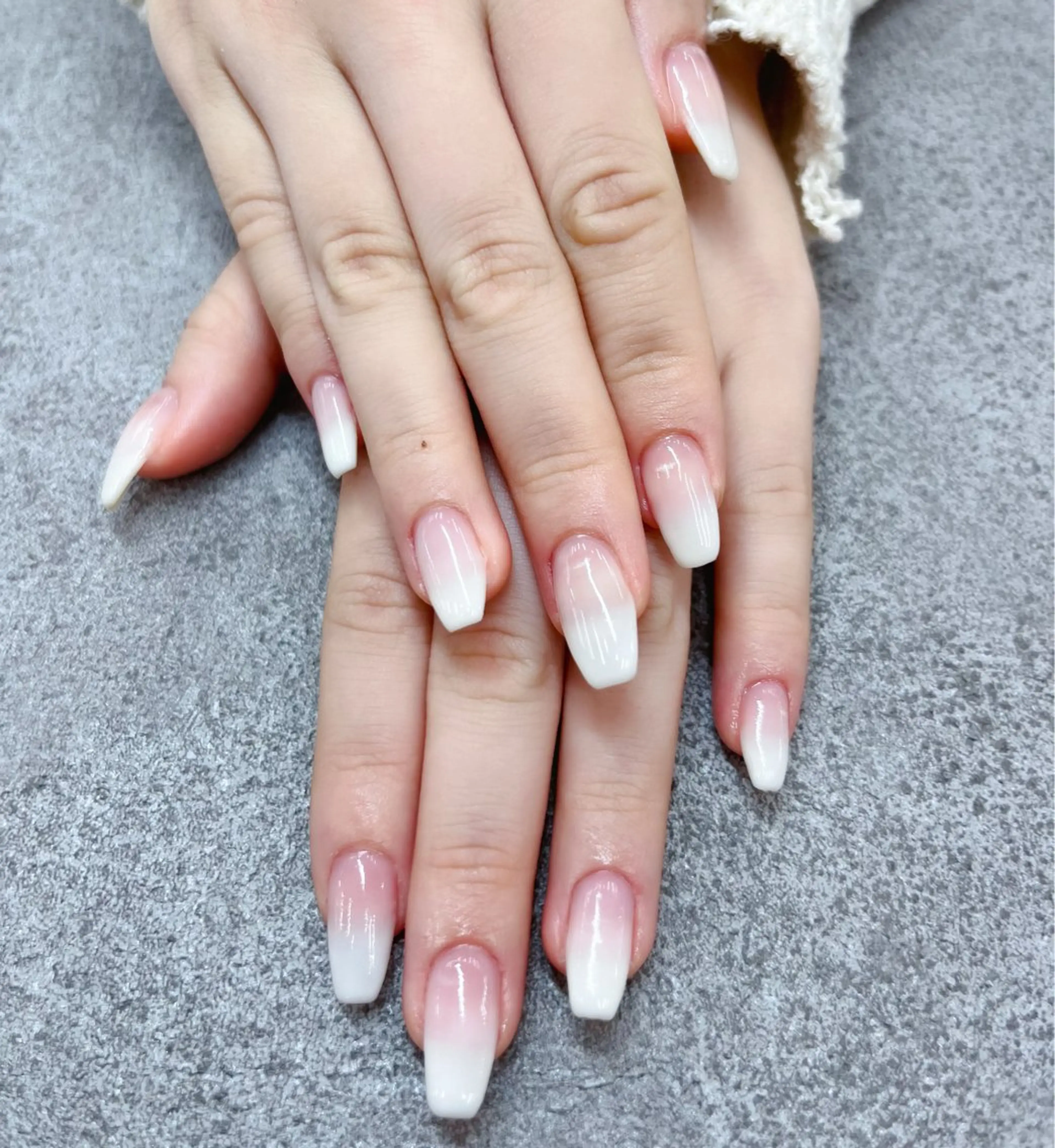 ネイル グラデーション ホワイト MAXKELLY MEGUMIのネイルデザイン