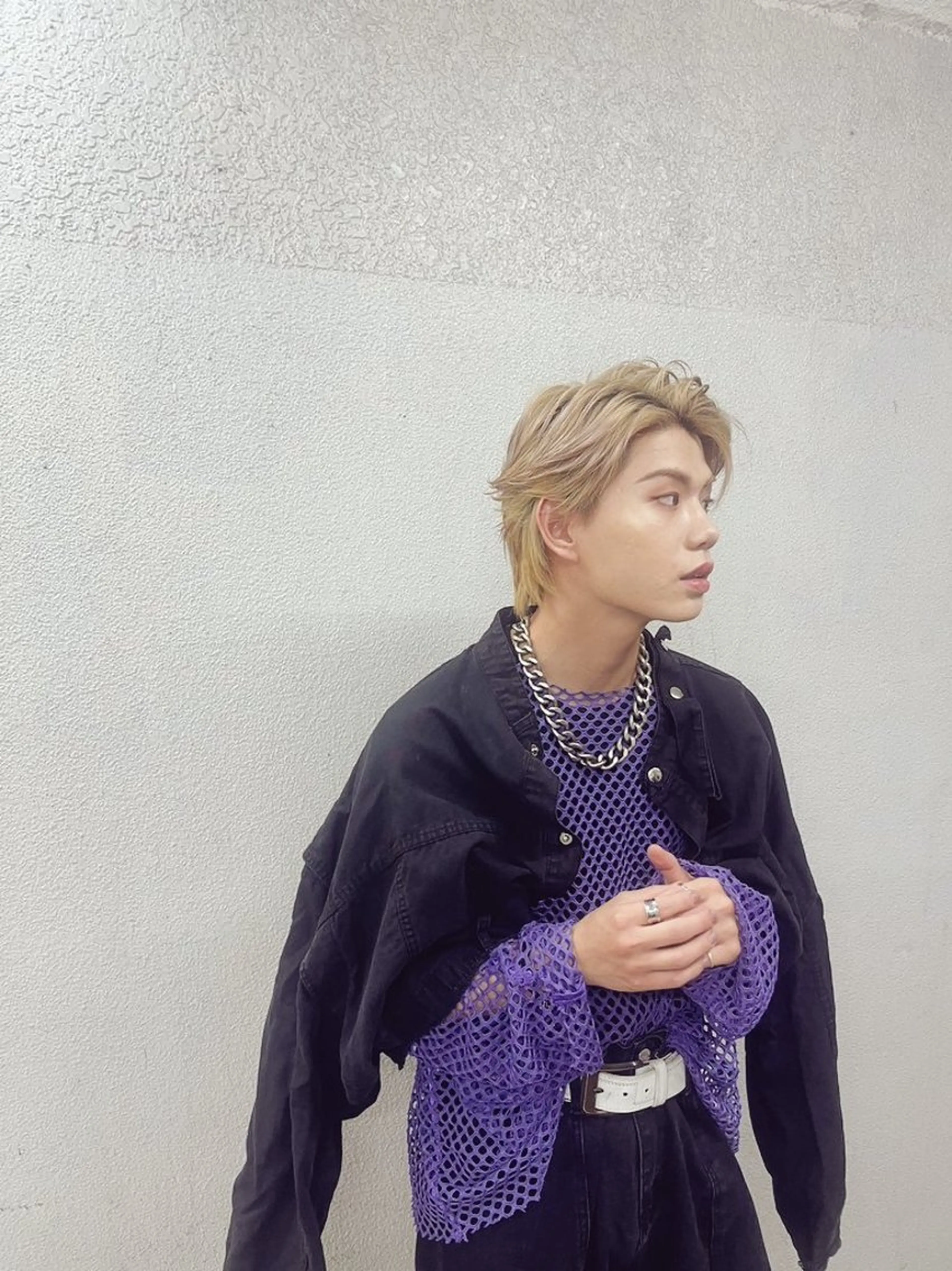 メンズ カラー メンズハイトーン メンズ韓国風 メンズウルフカット ハイトーンカラー ウルフカット ヘアカラー トリートメント メンズ ヘアメイク  ハイトーン キャロのヘアスタイル