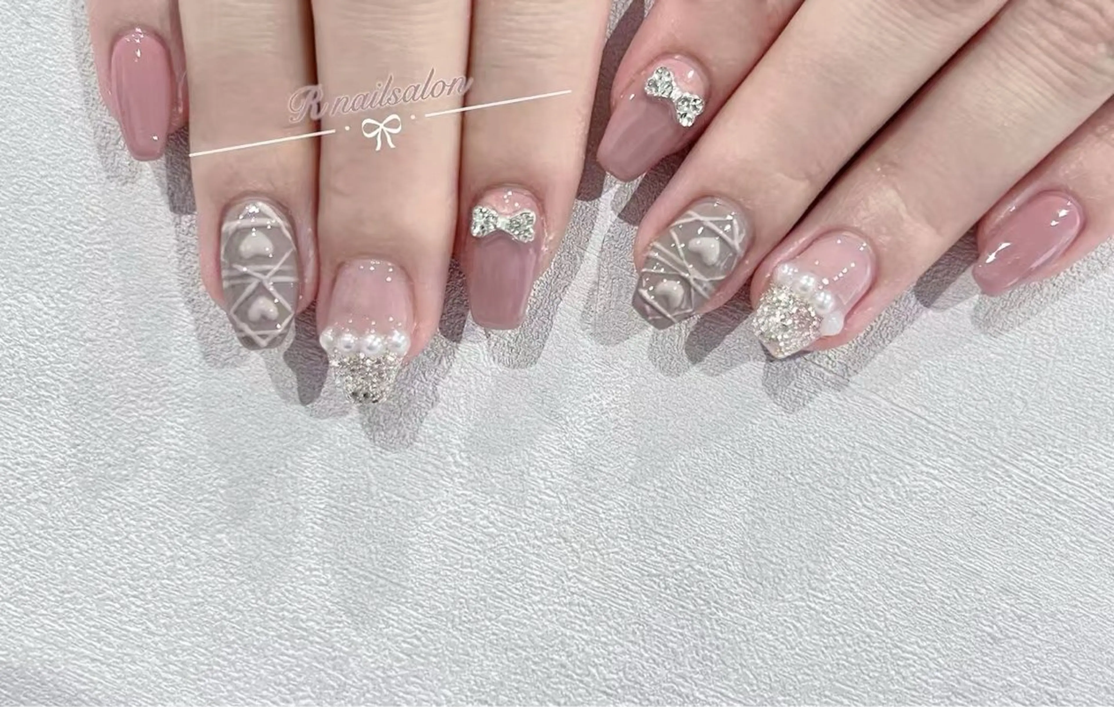 ミディアム R NAILSALONのネイルデザイン