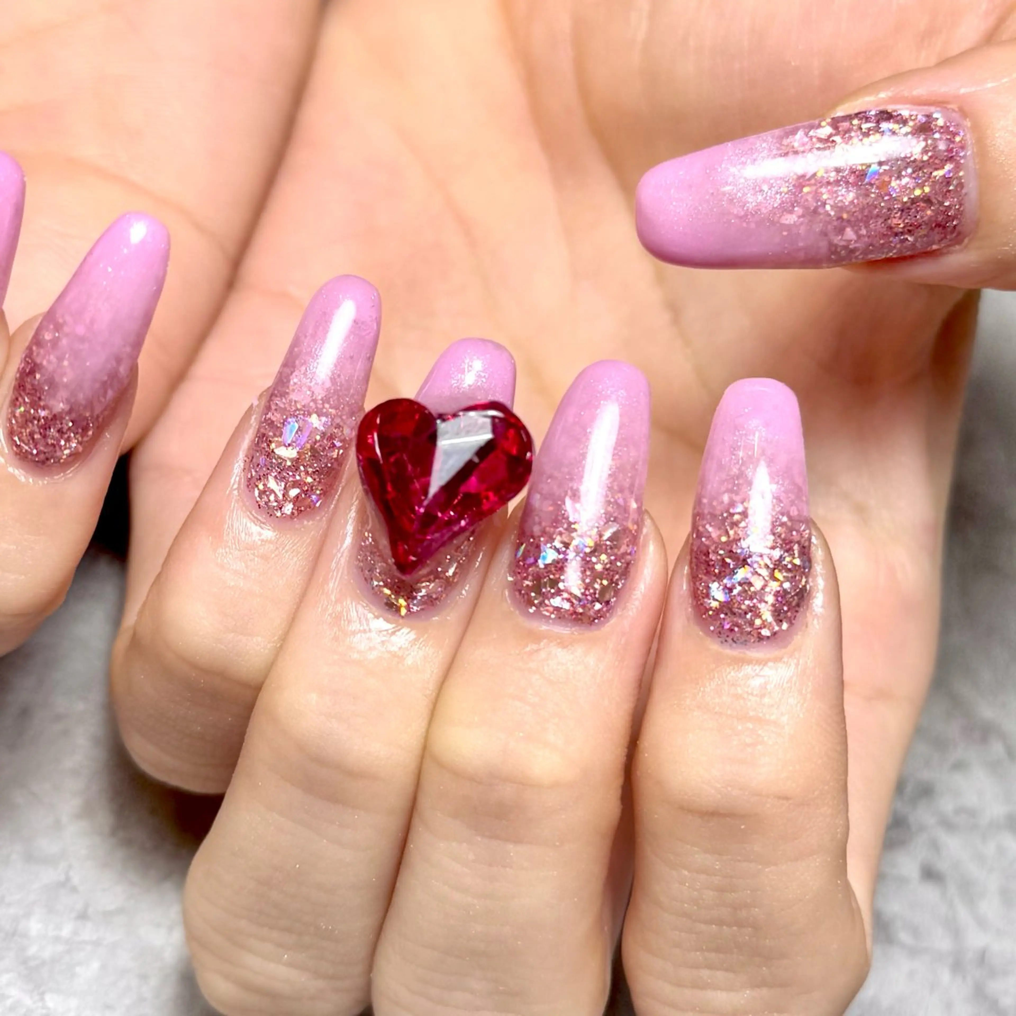 ネイル フレンチネイル ガーリー グラデーション ハート キラキラネイル ハンドネイル Nail Salon Lillion【リリオン】所属・lillion karenのネイルデザイン