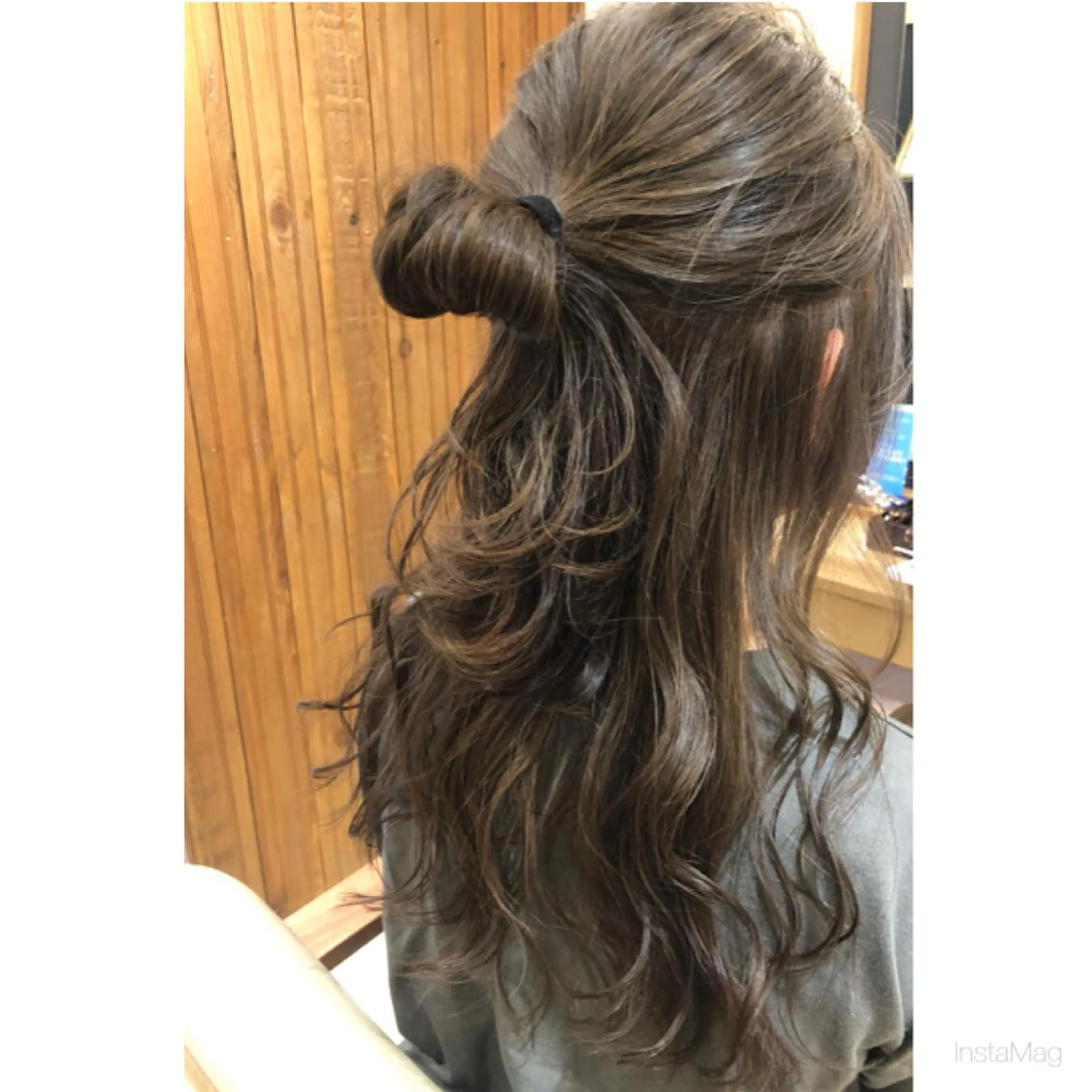 ロング カラー ヘアアレンジ ハーフアップ アッシュ 透明感カラー ラベンダーカラー ラベンダーアッシュ ヘアカラー 岩間 香純のヘアスタイル