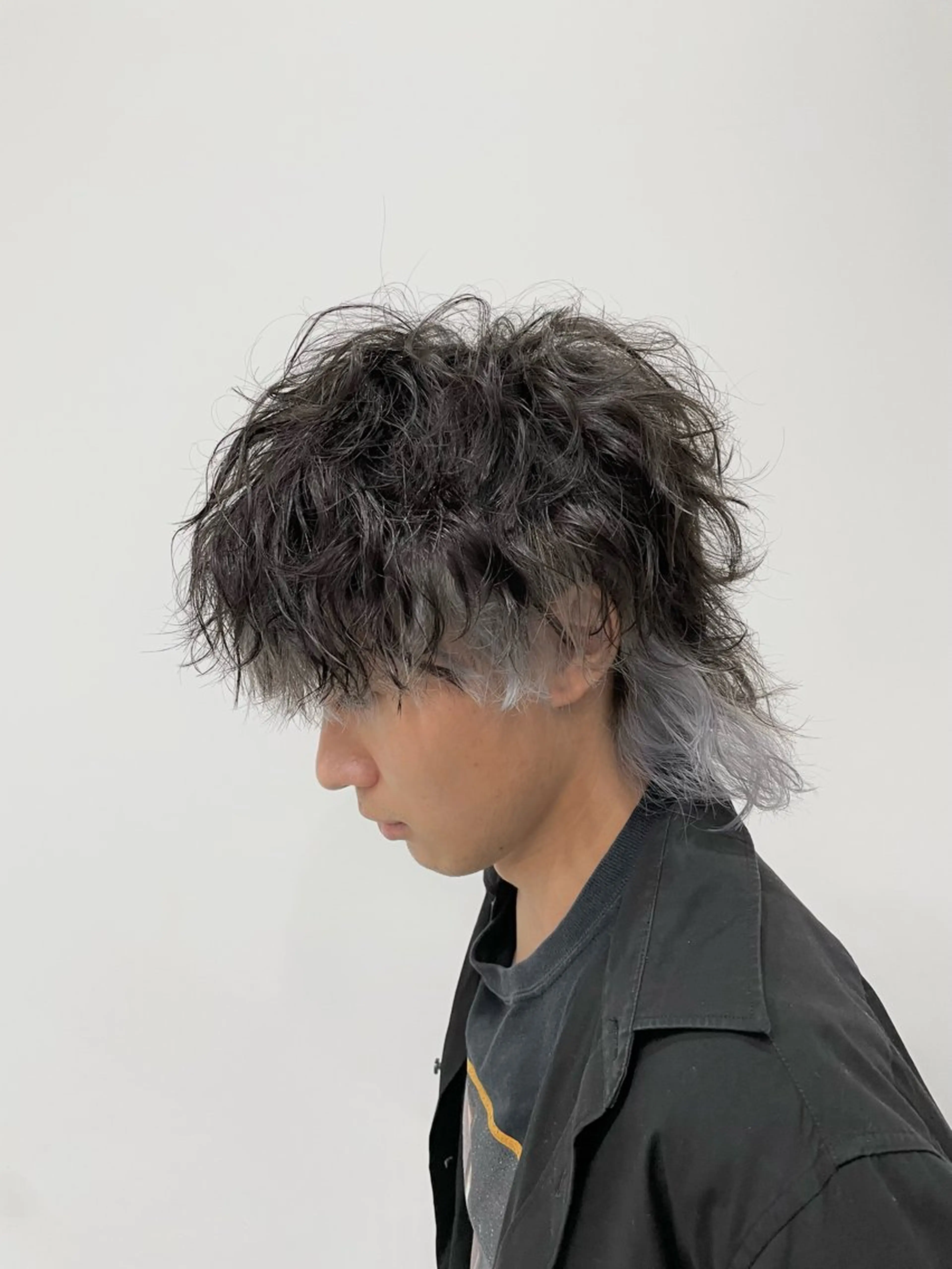 カラー ブリーチ シルバー ヘアカラー ヴァンキャトル所属・芳賀 風斗のヘアスタイル