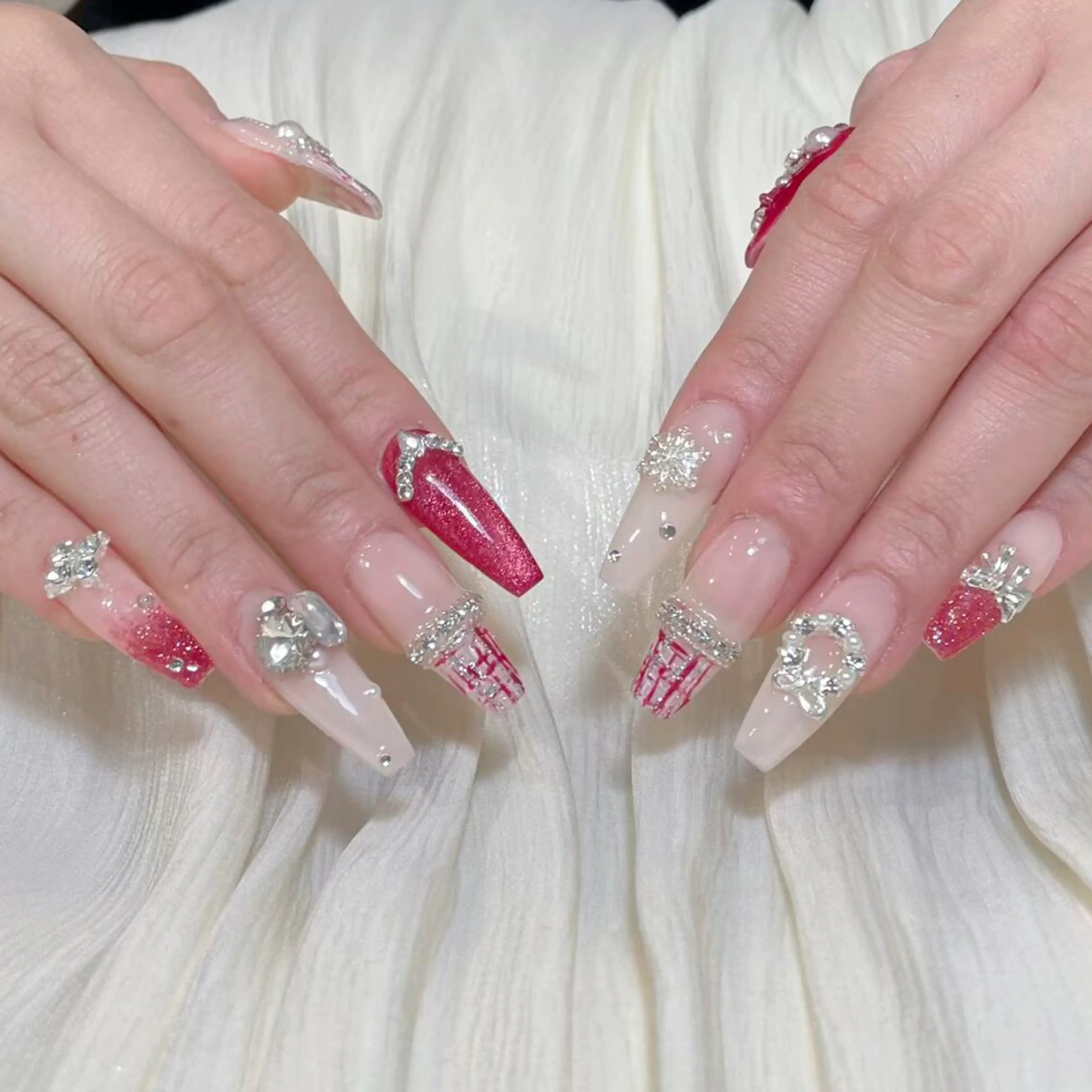 ネイル アートネイル オーロラネイル フラッシュネイル ガーリー キラキラネイル ハンドネイル Una NAILMANAMIのネイルデザイン