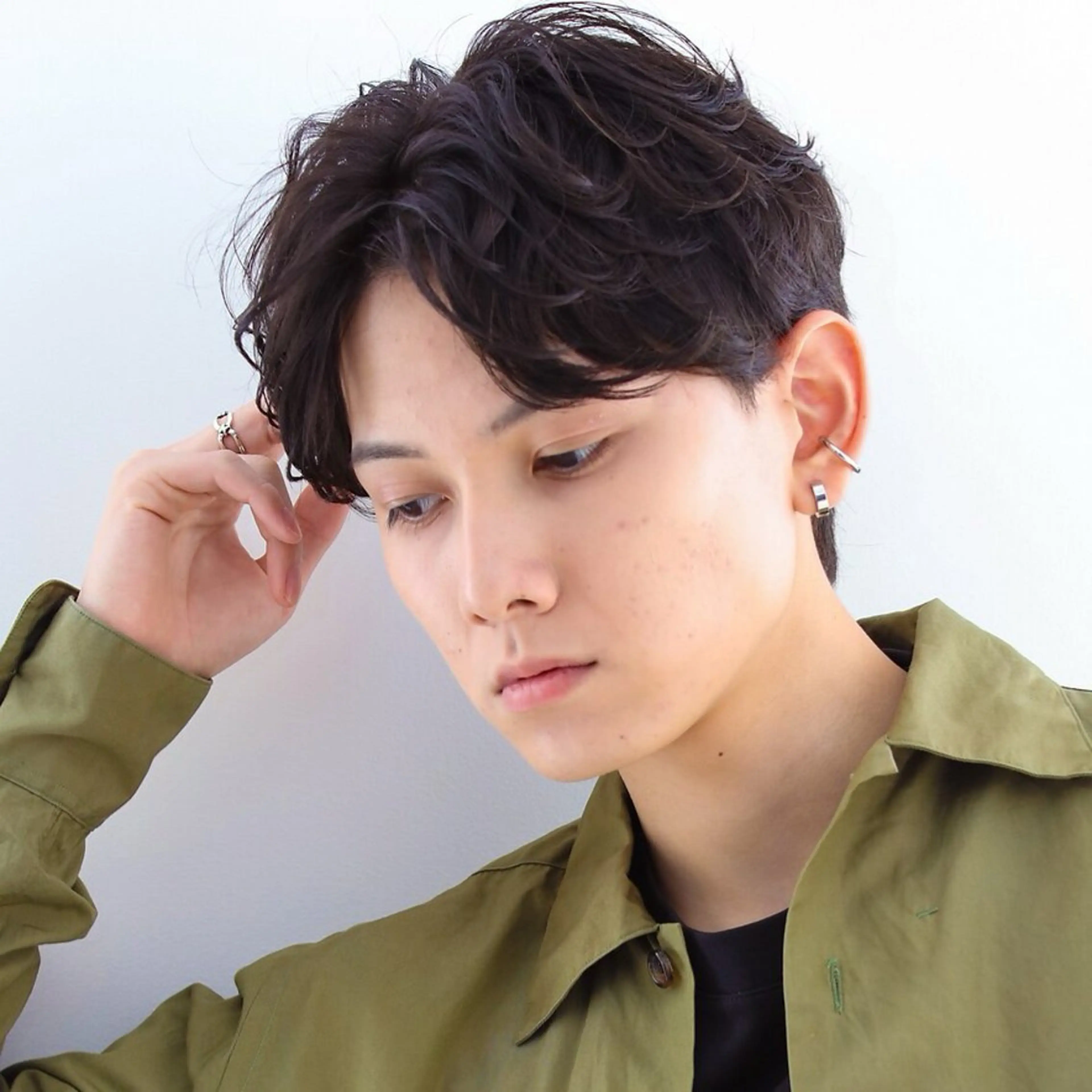 メンズ センターパート マッシュ 刈り上げ カット カジュアルを女っぽく 𝗮𝘆𝗮𝗰𝗼のヘアスタイル