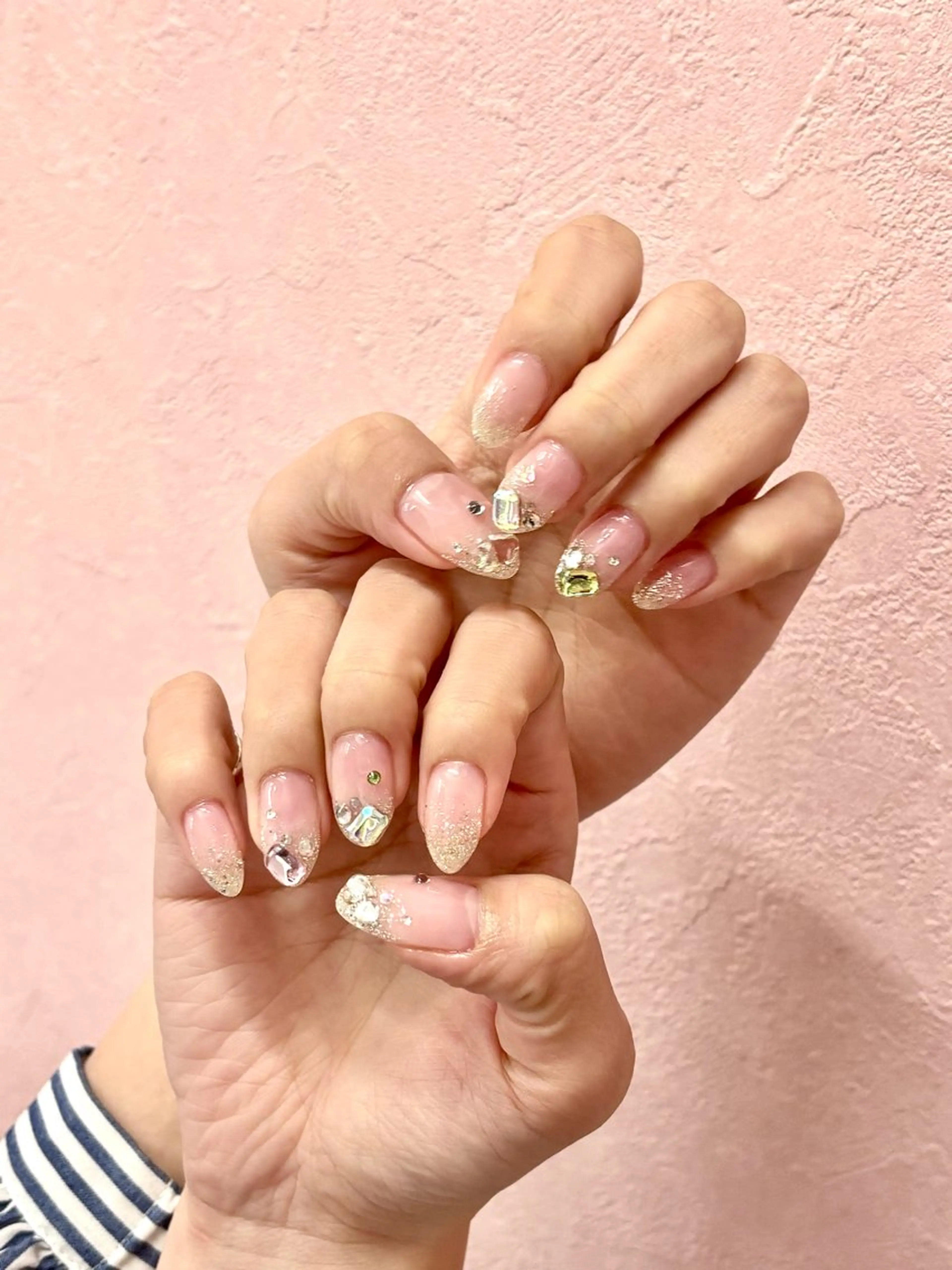 ネイル クリアネイル グラデーション ラメ(グリッター) ラメグラデーション ストーンネイル ハンドネイル WOLTOKYO 🦋shizukuのネイルデザイン