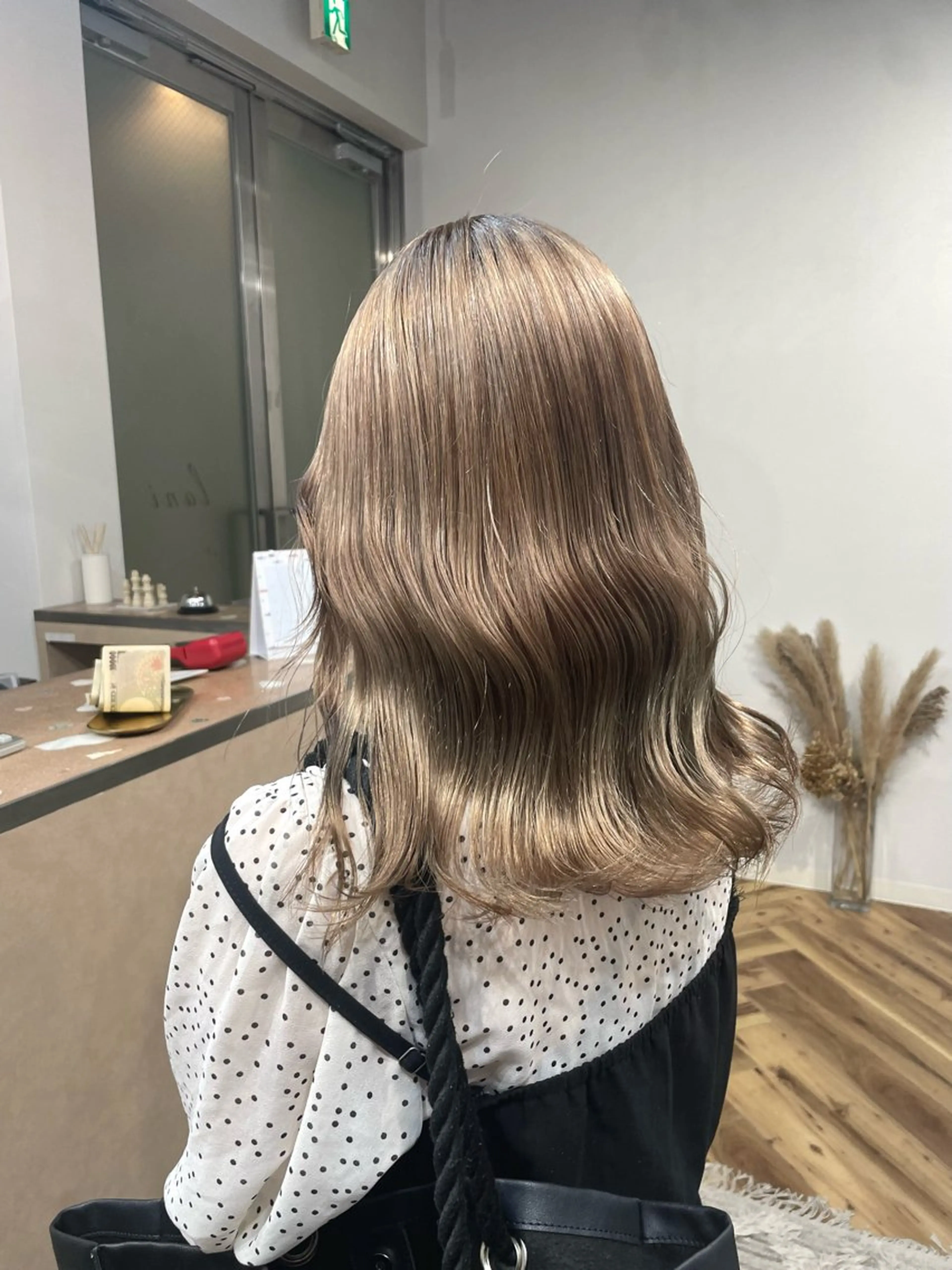 セミロング カラー グレージュ ミルクティーグレージュ lani hair salon所属・SHOTO ハイトー ン/デザインカラーのヘアスタイル