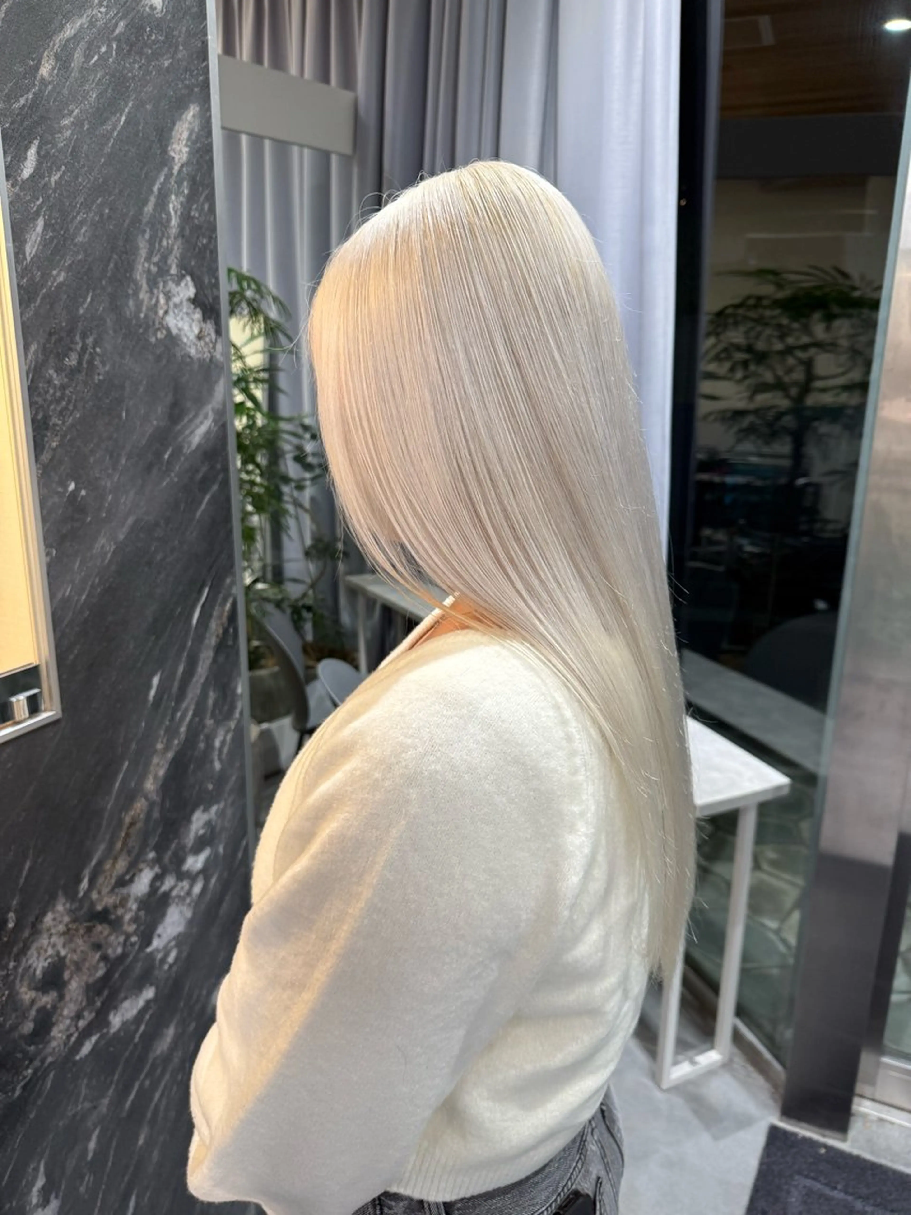 セミロング カラー ヘアカラー 🩵ハイトーン 美咲🩵のヘアスタイル