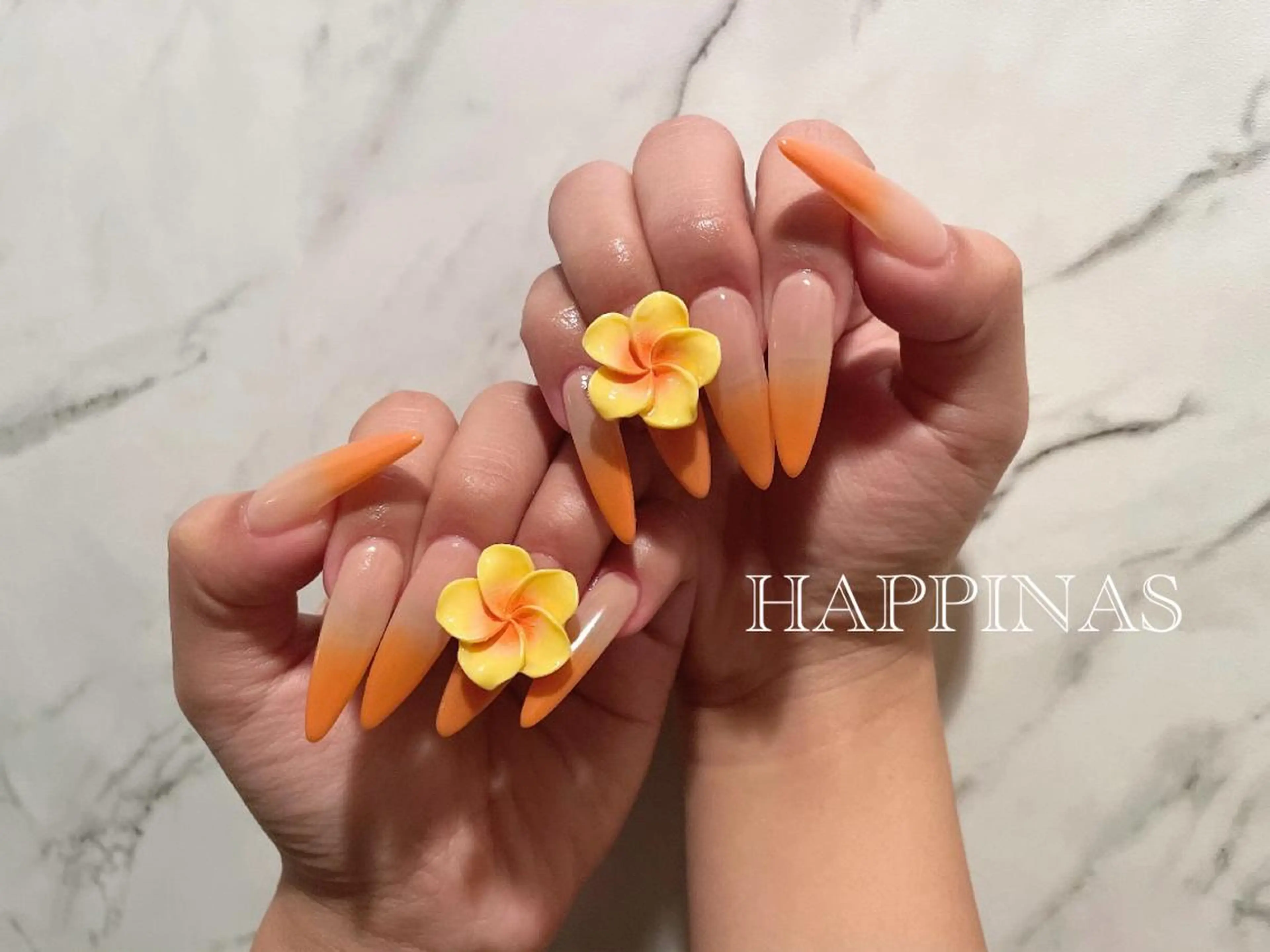 ネイル グラデーション ロングネイル オレンジ スカルプネイル 夏ネイル ハンドネイル HAPPINAS COCONAのネイルデザイン